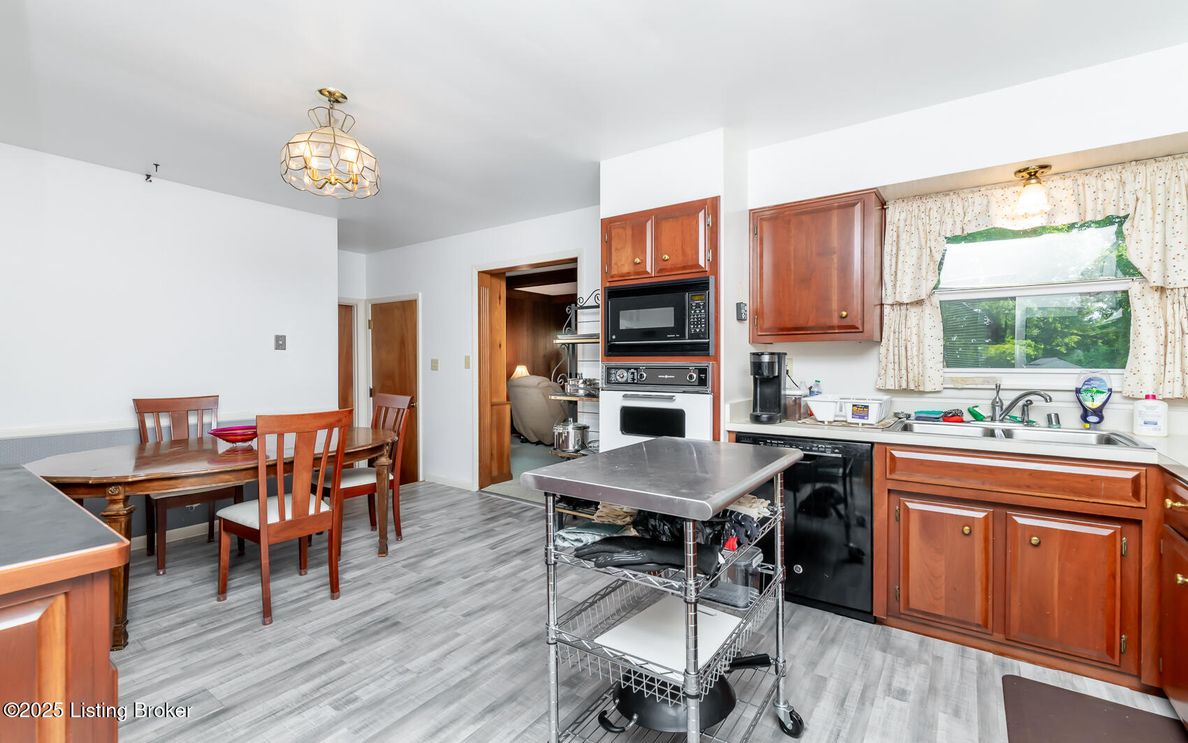 6913 Green Manor Dr