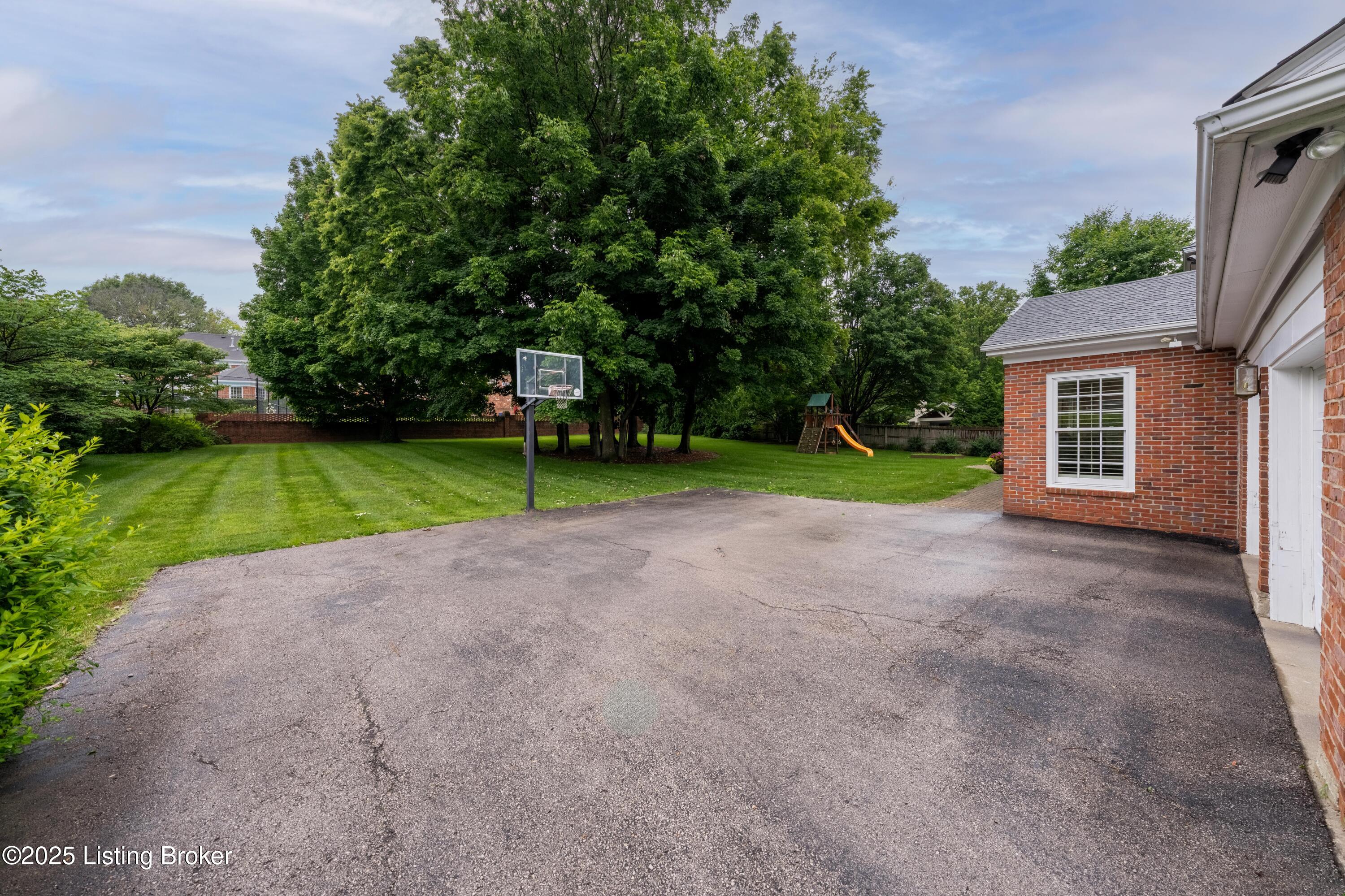 912 Albemarle Ct