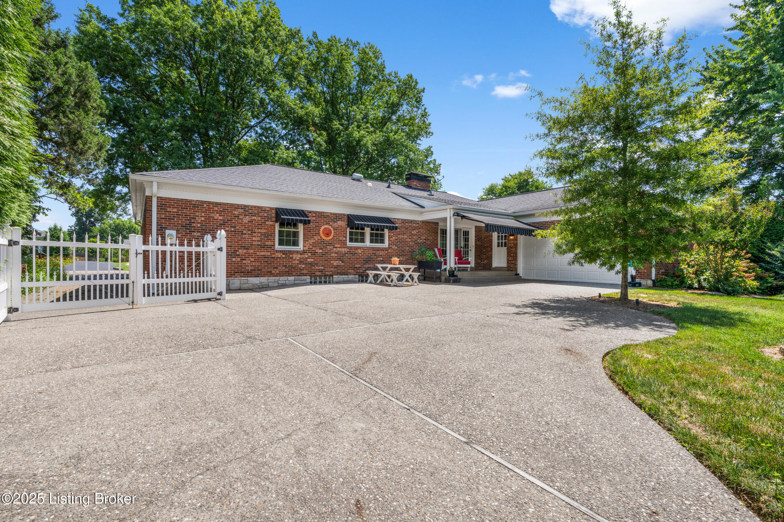 3012 Hayfield Dr
