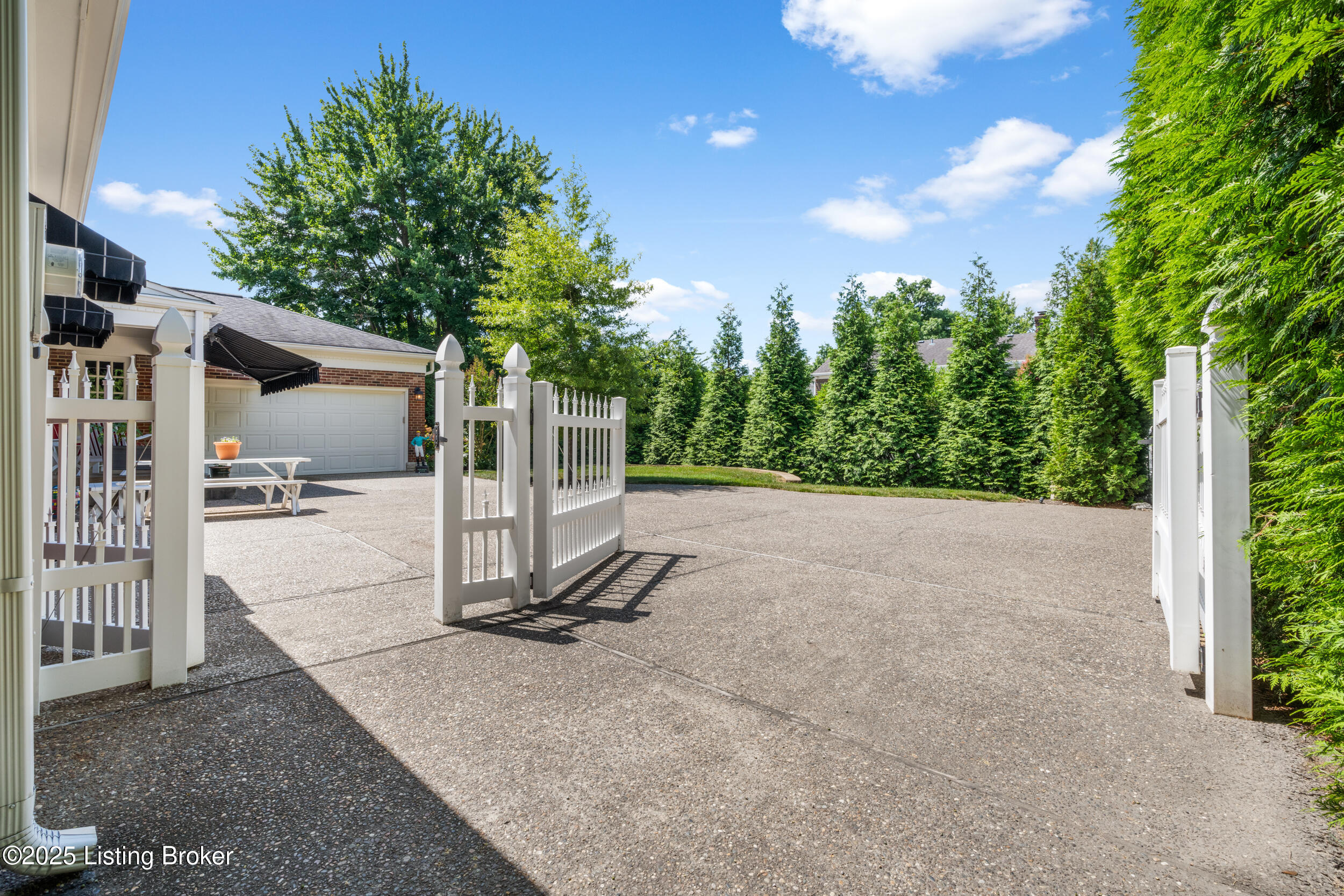 3012 Hayfield Dr