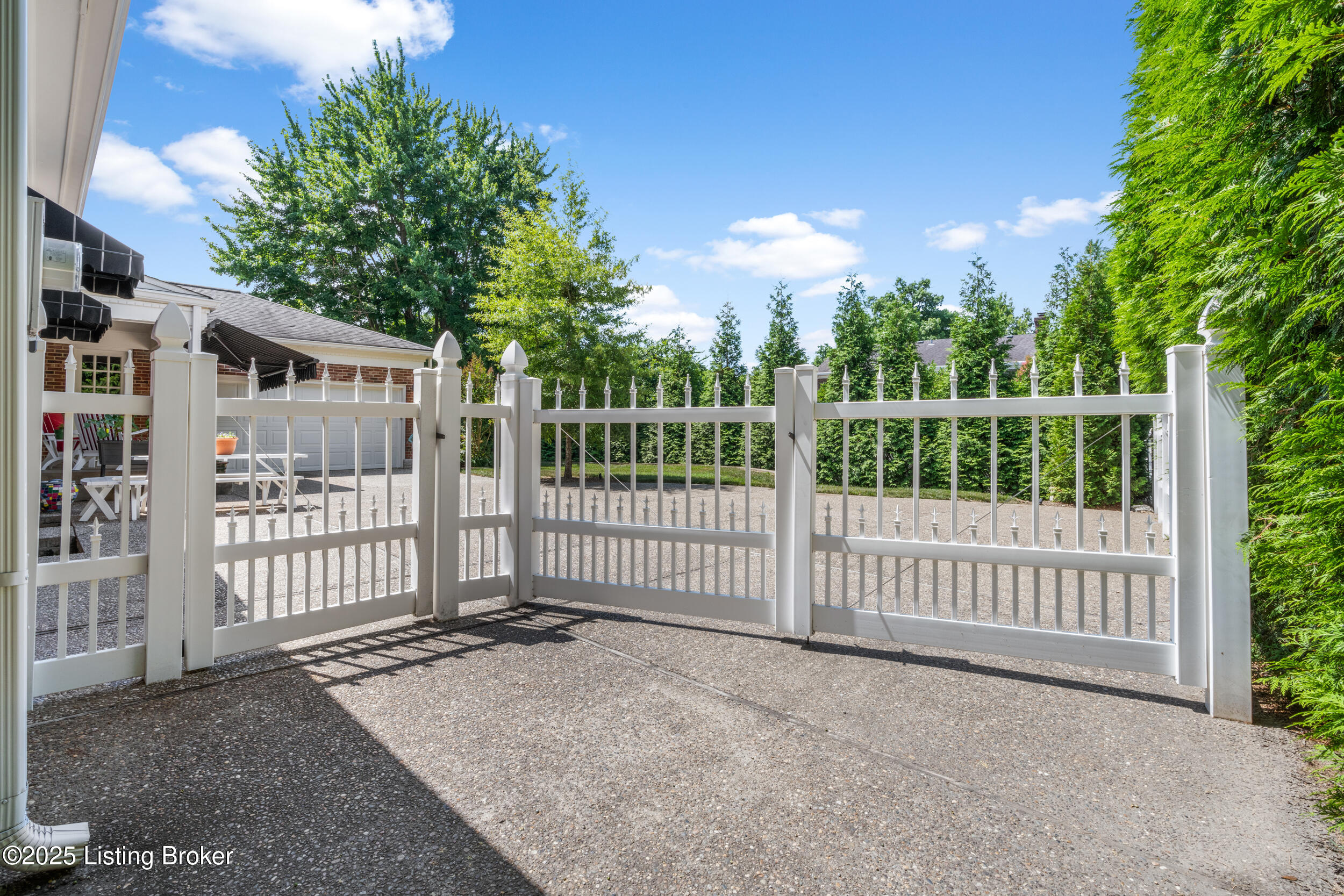 3012 Hayfield Dr