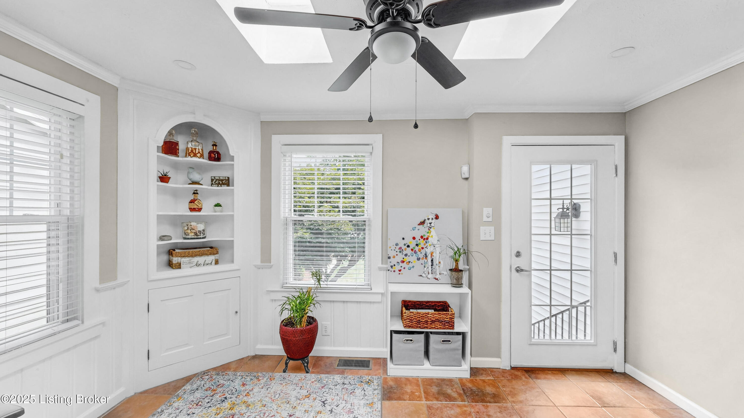 1910 Alfresco Pl