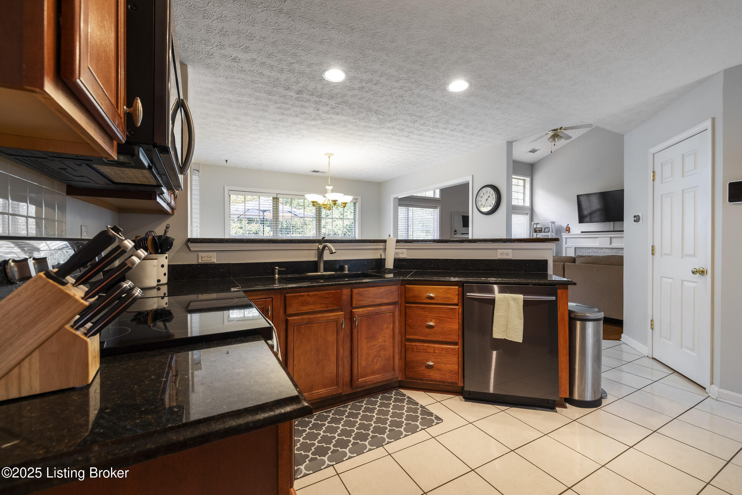 5840 Waveland Cir