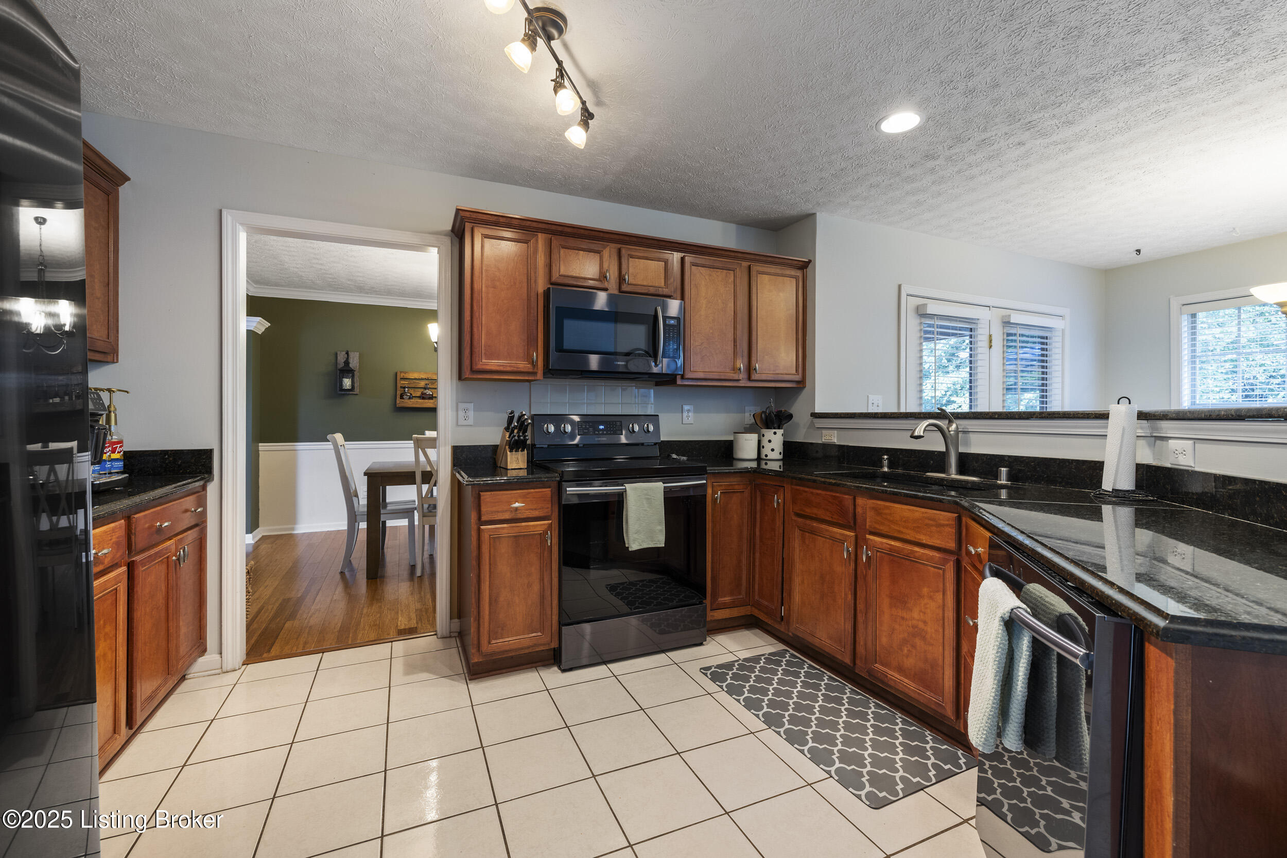 5840 Waveland Cir