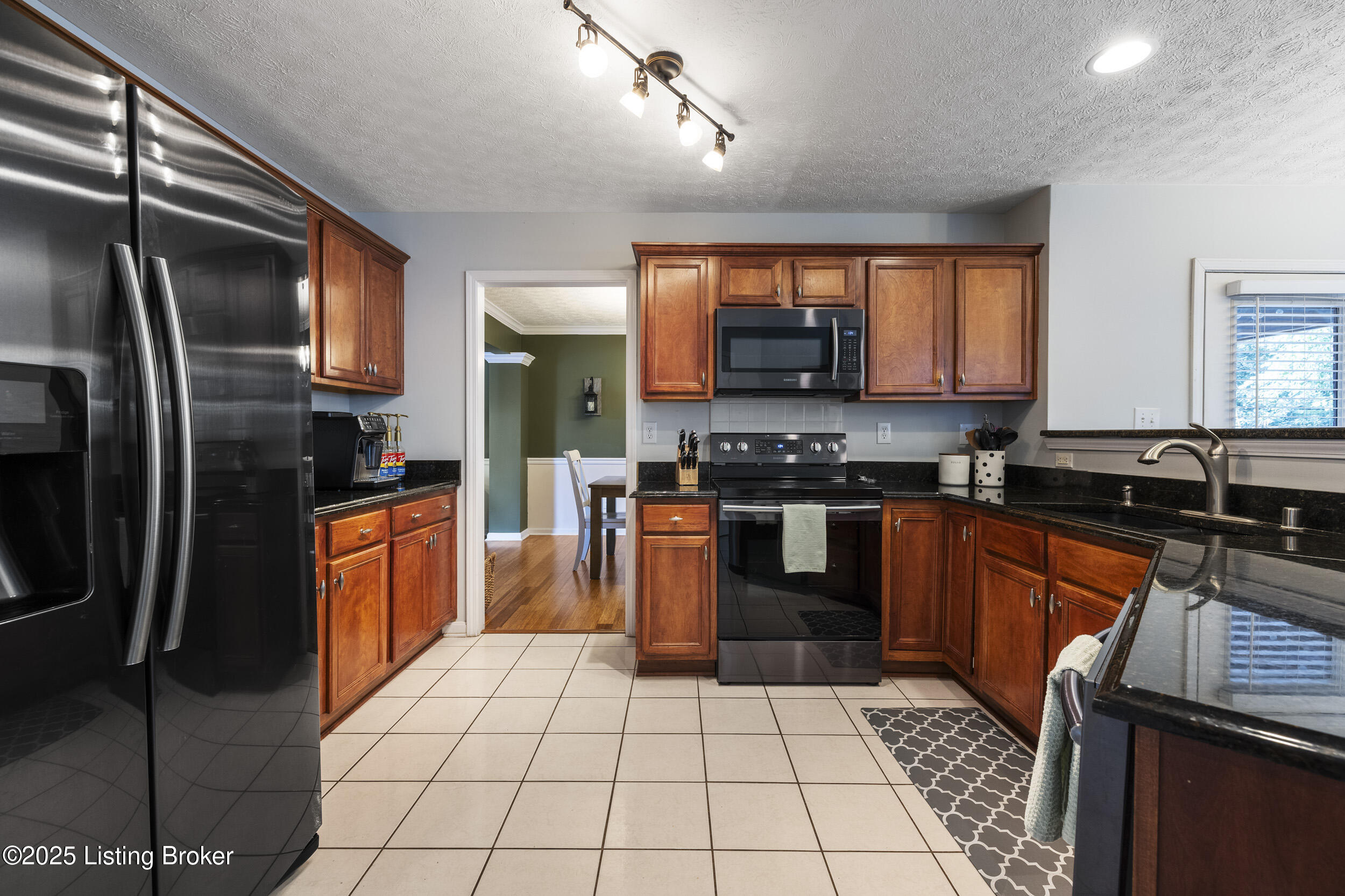 5840 Waveland Cir