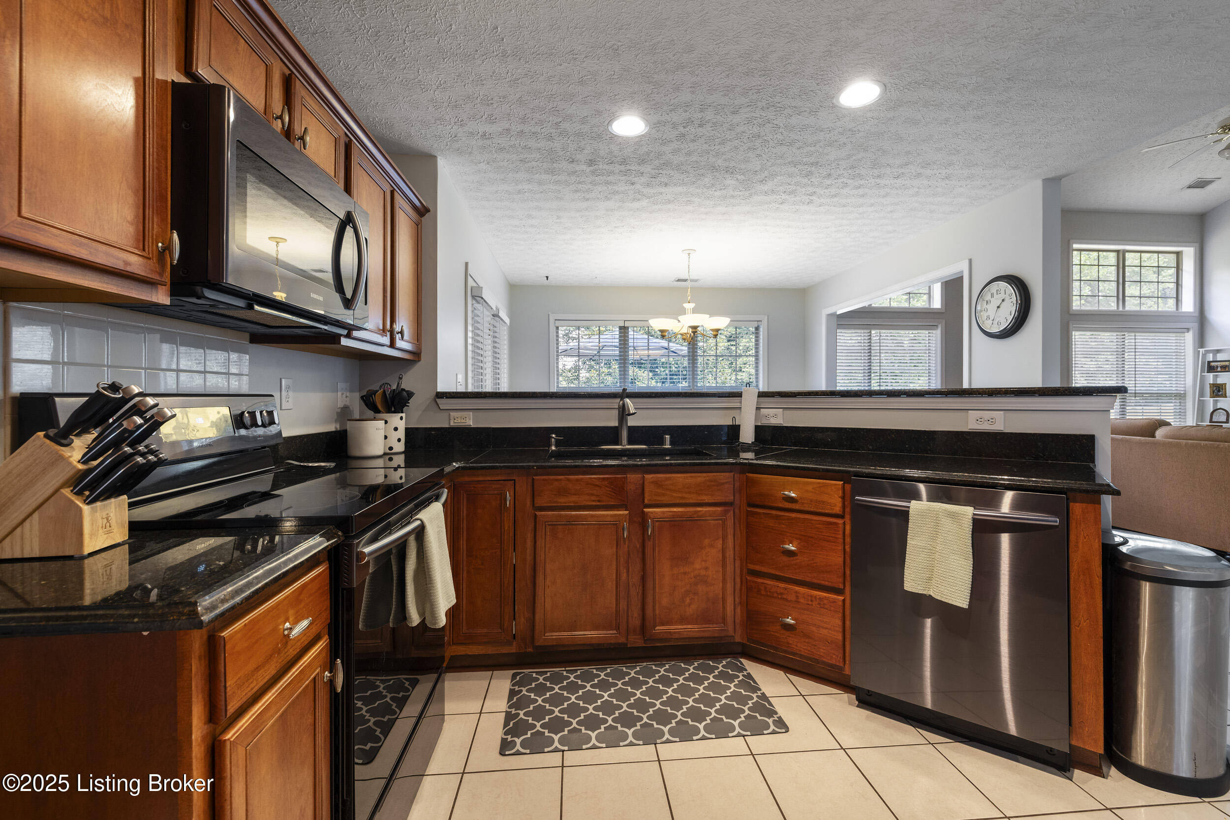 5840 Waveland Cir