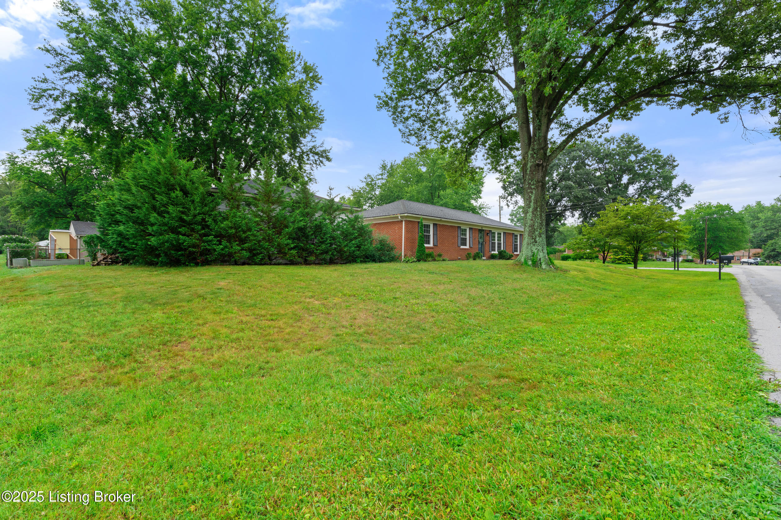 811 Girard Dr
