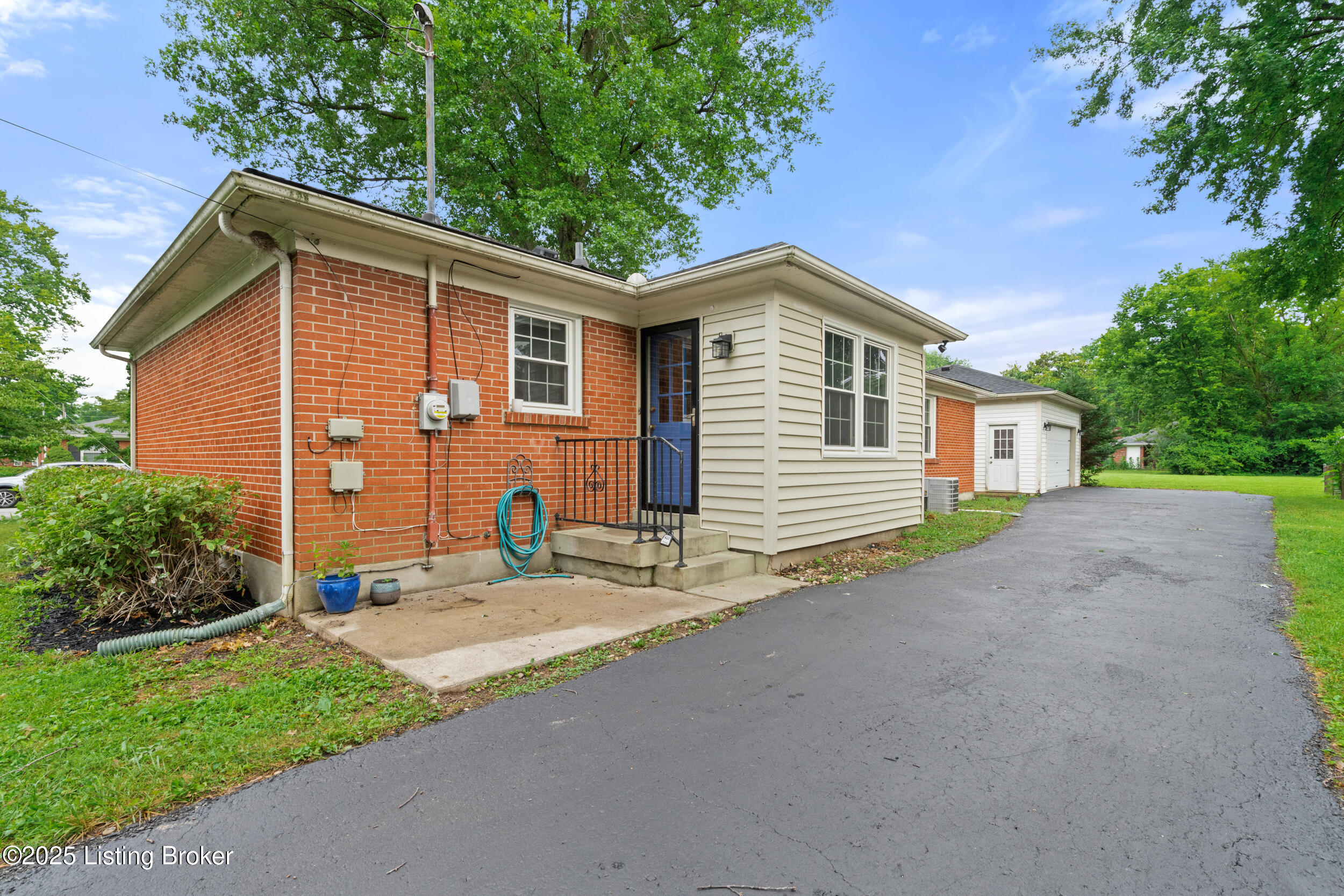 811 Girard Dr