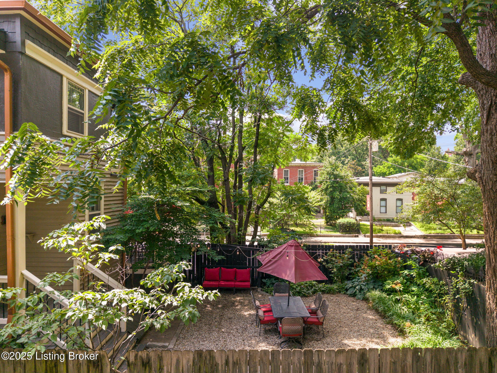 201 E Oak St