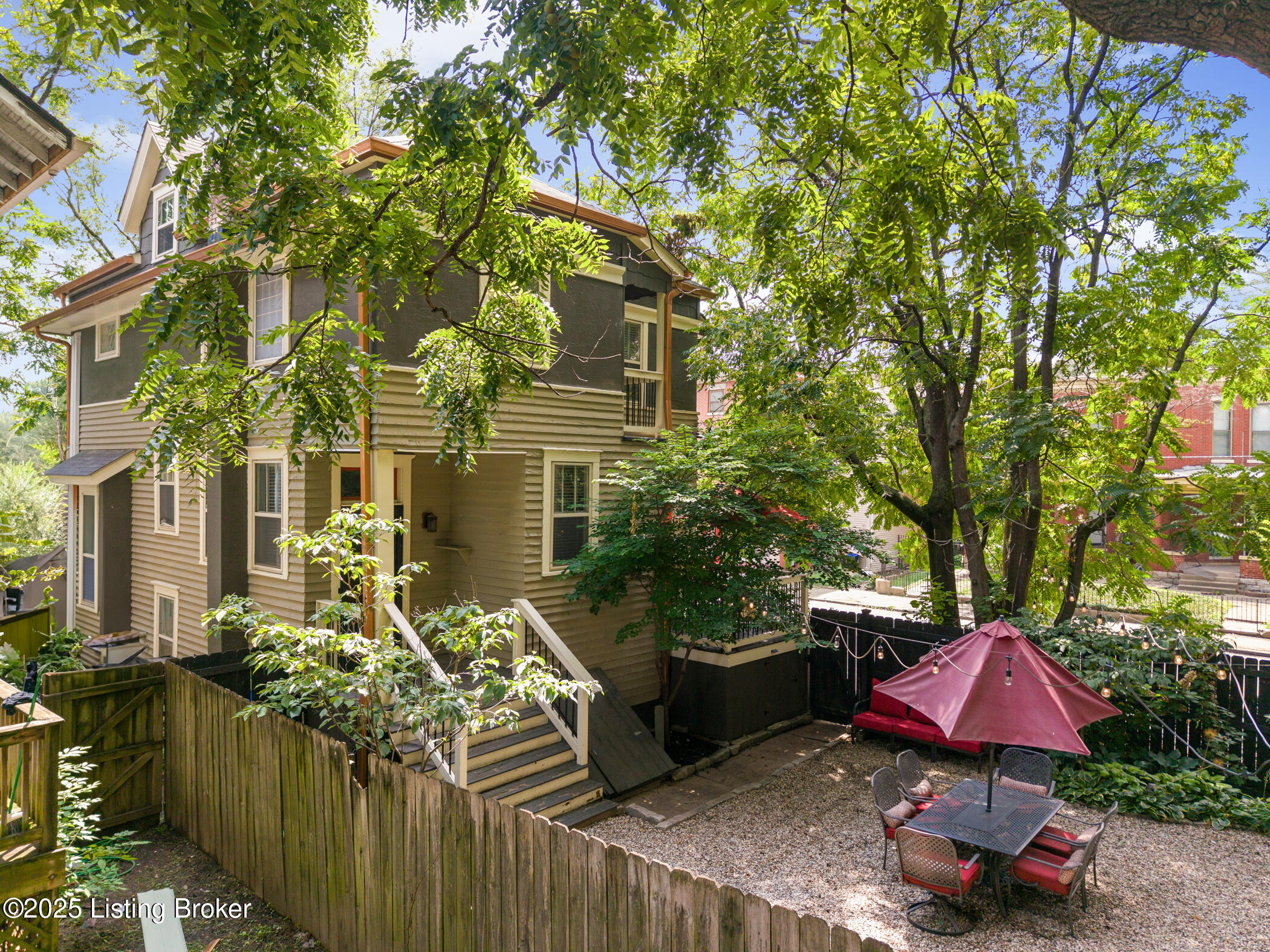201 E Oak St