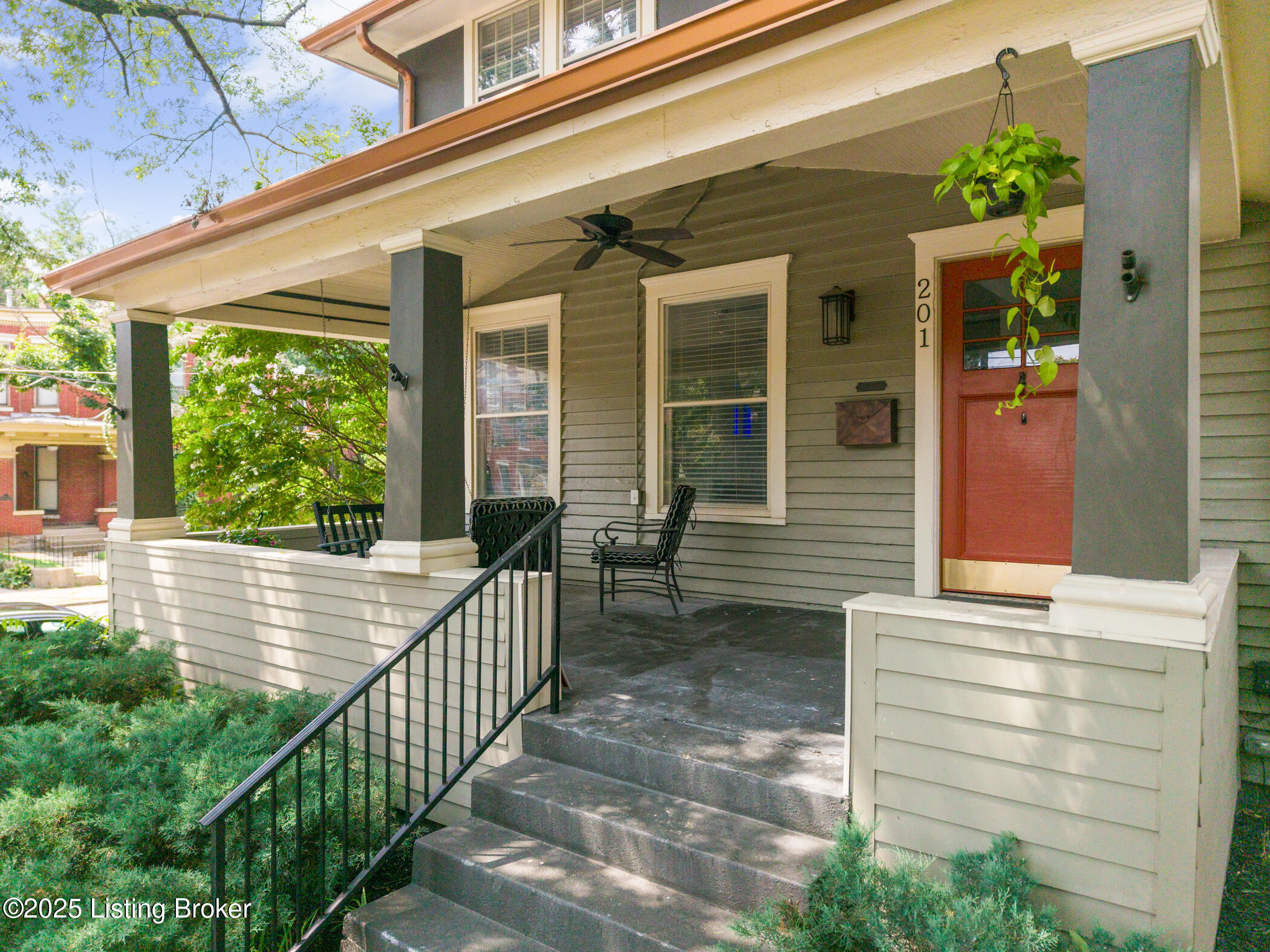 201 E Oak St