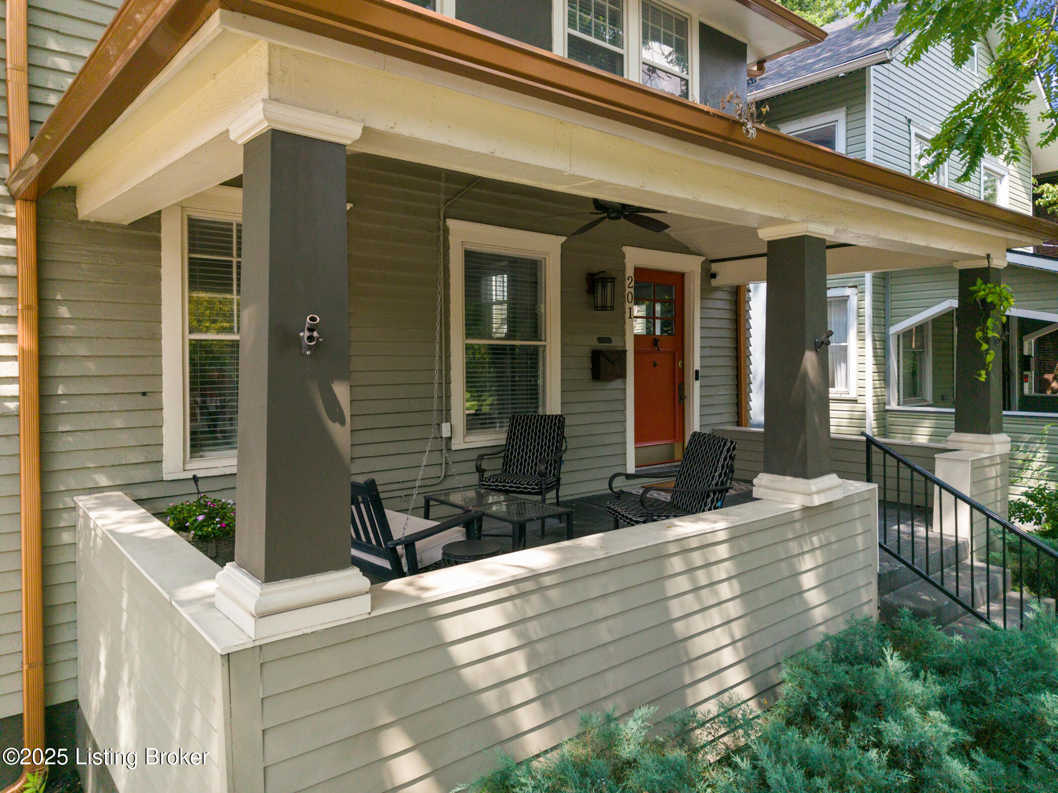 201 E Oak St