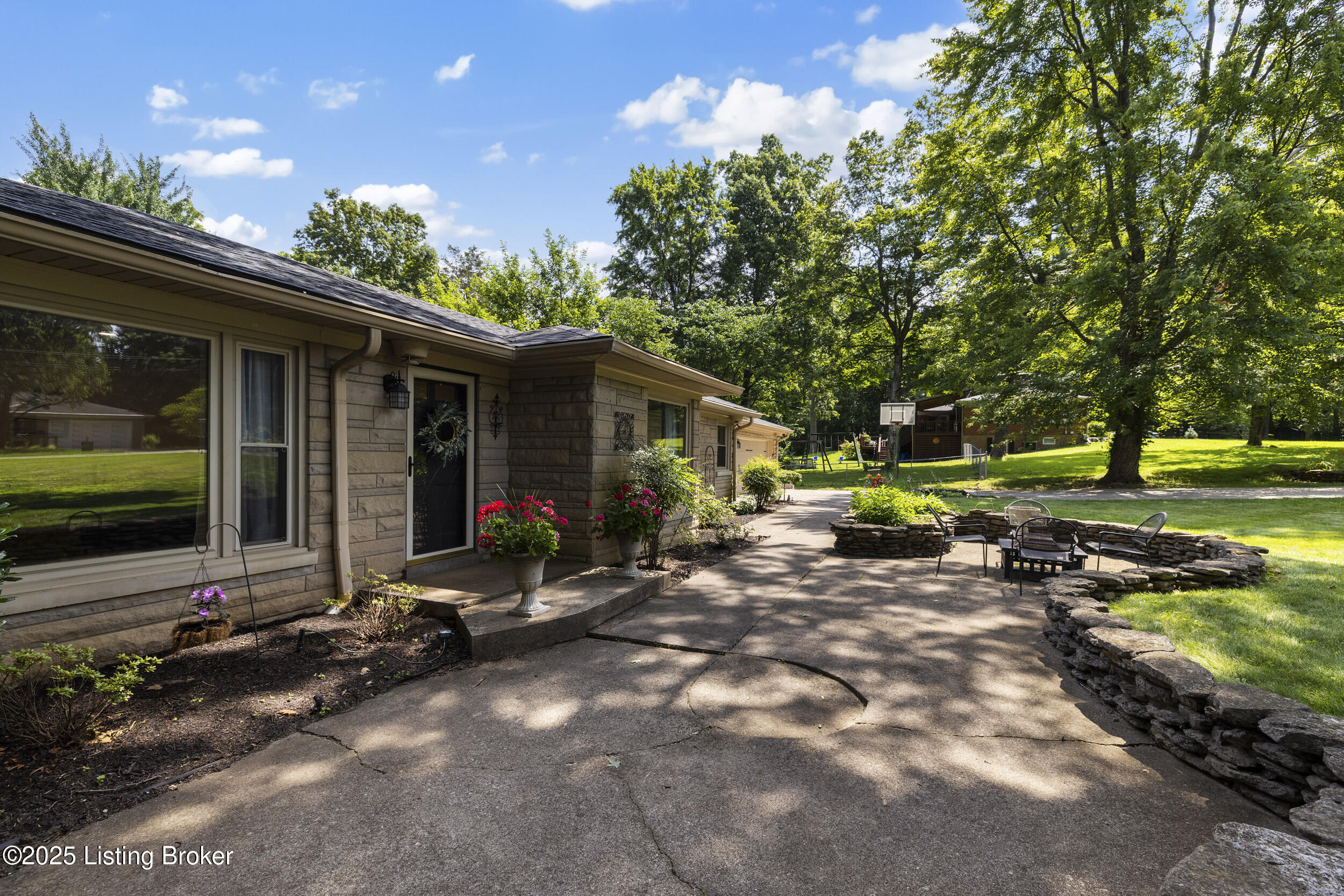 4221 Dolphin Rd