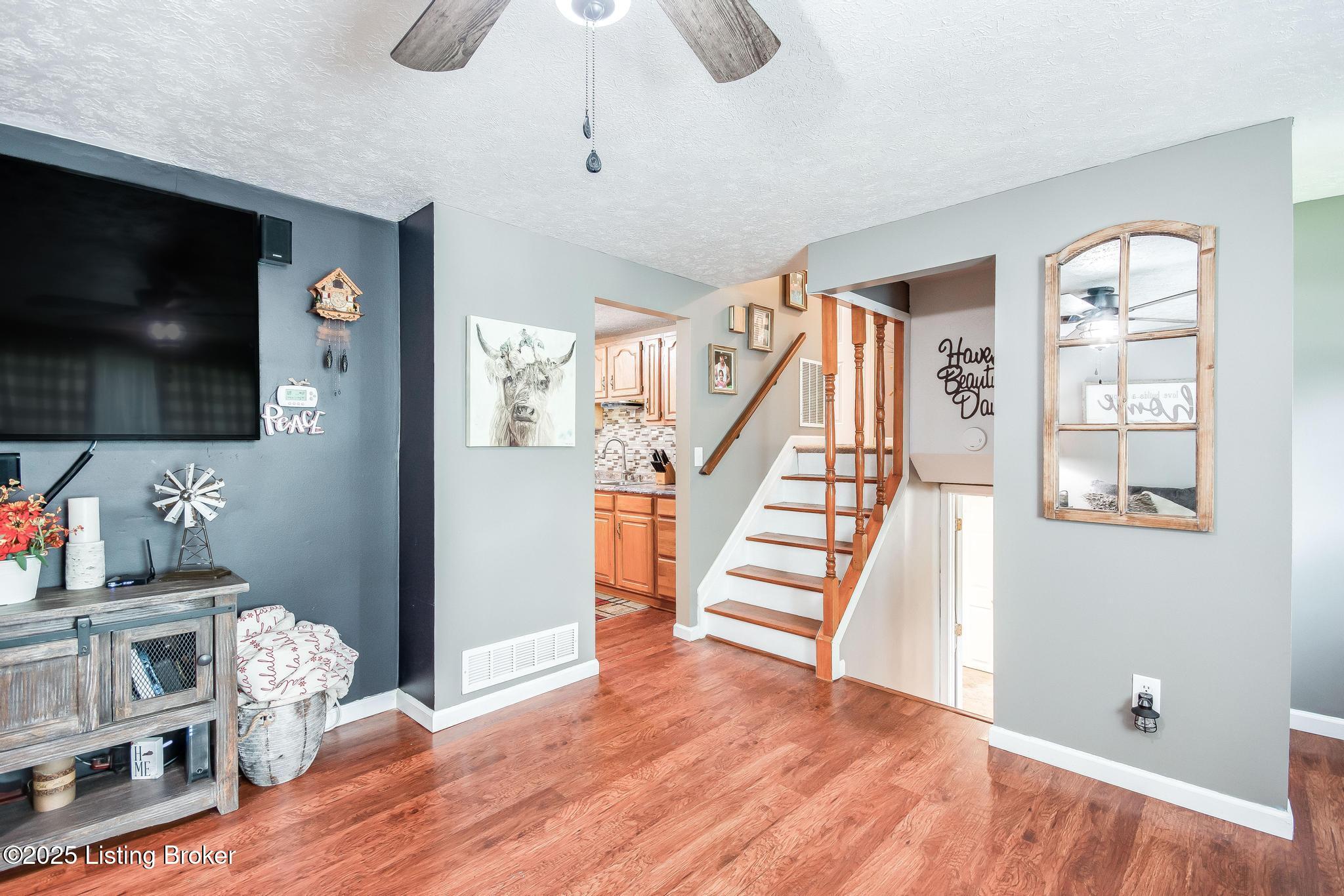 511 N Skyline Dr
