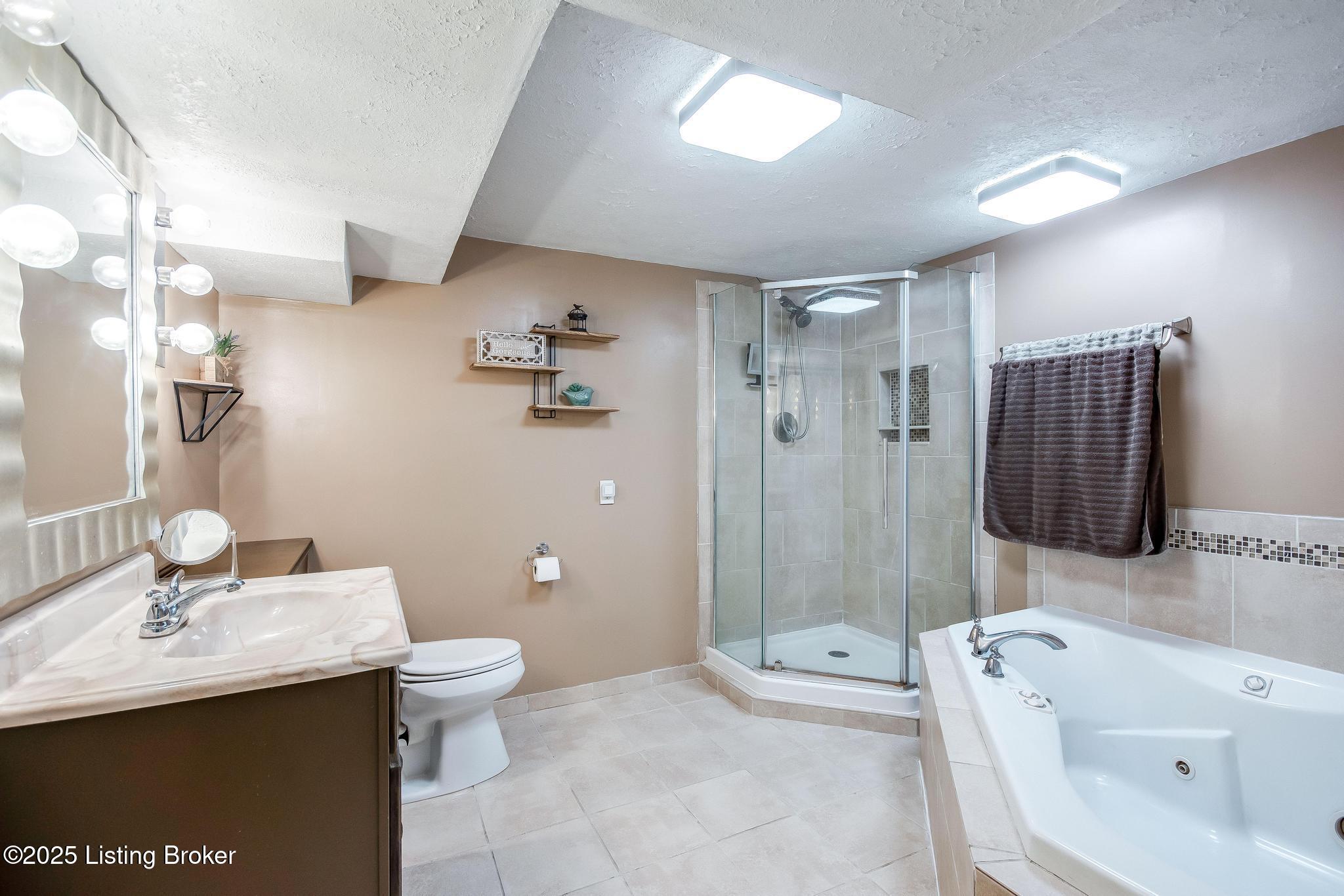 511 N Skyline Dr