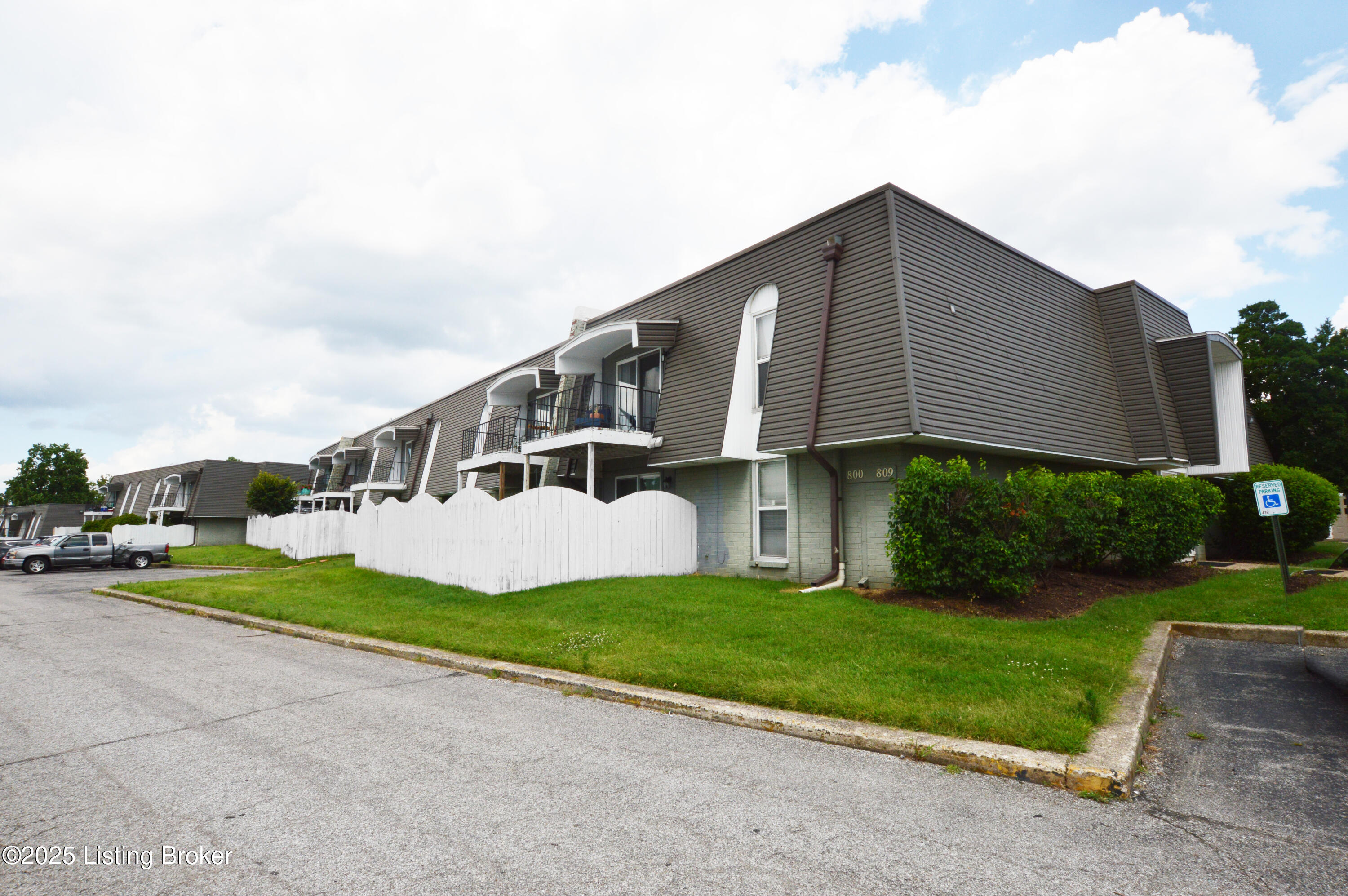 806 Lafontenay Ct