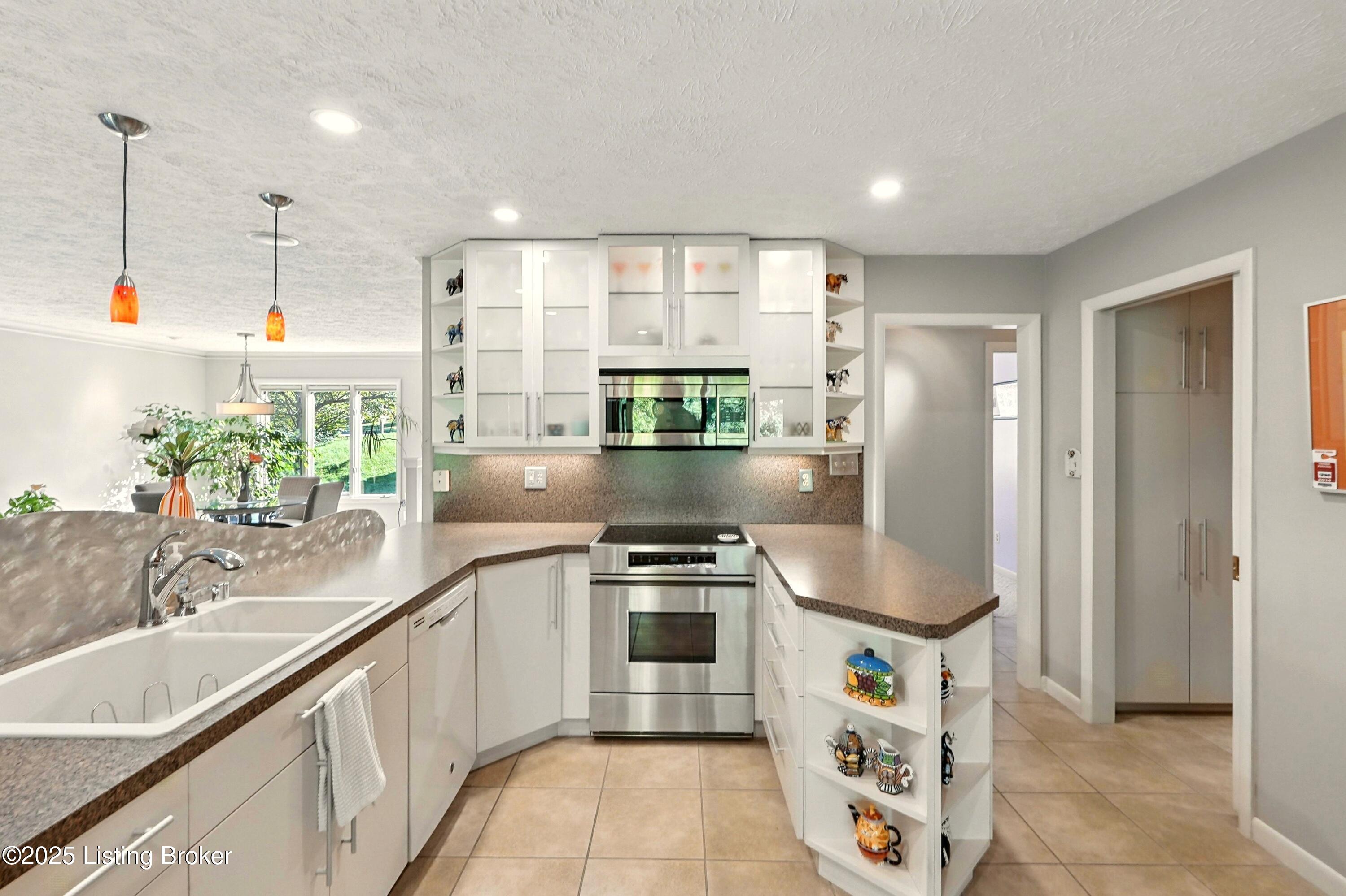 1507 Thackeray Dr