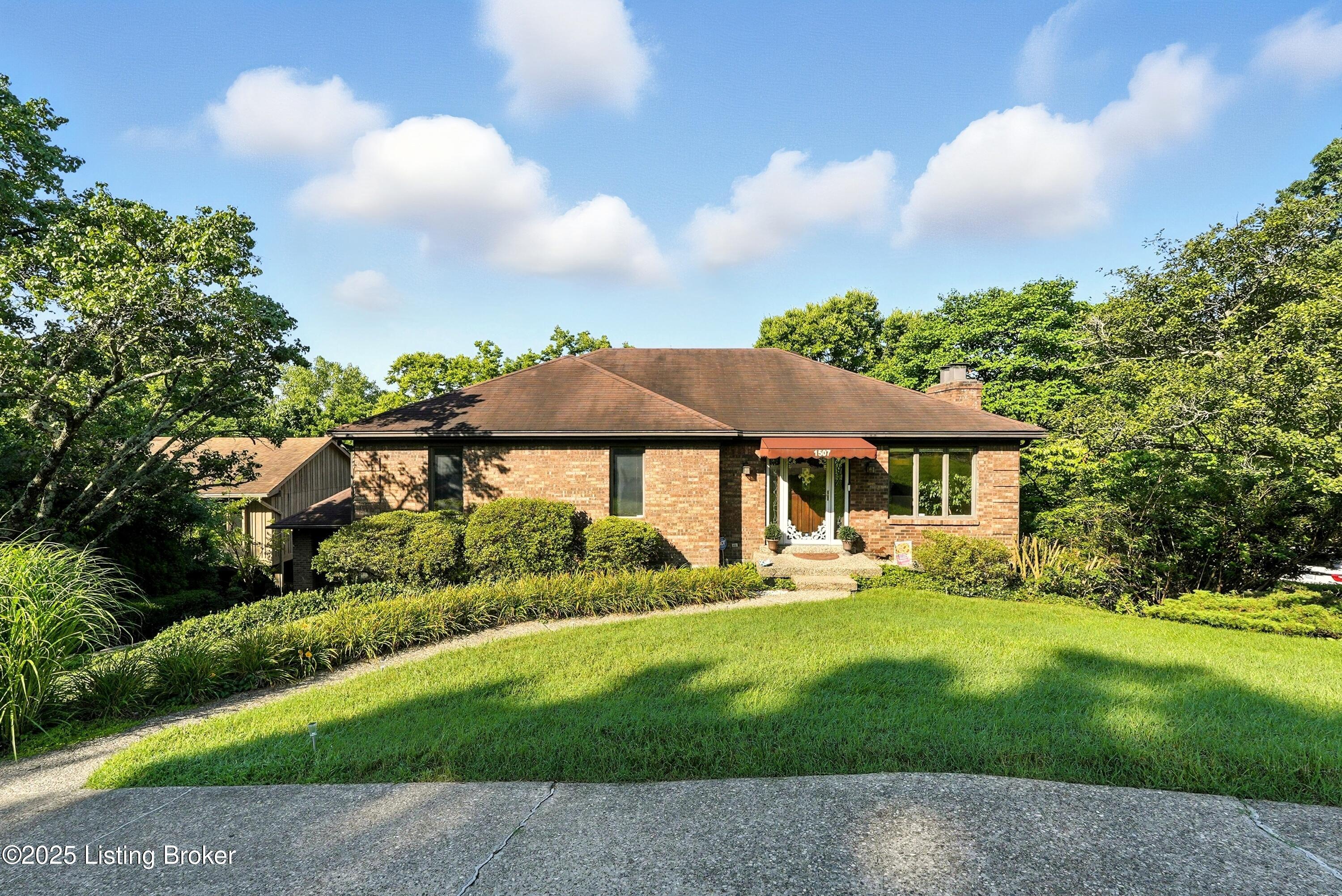 1507 Thackeray Dr