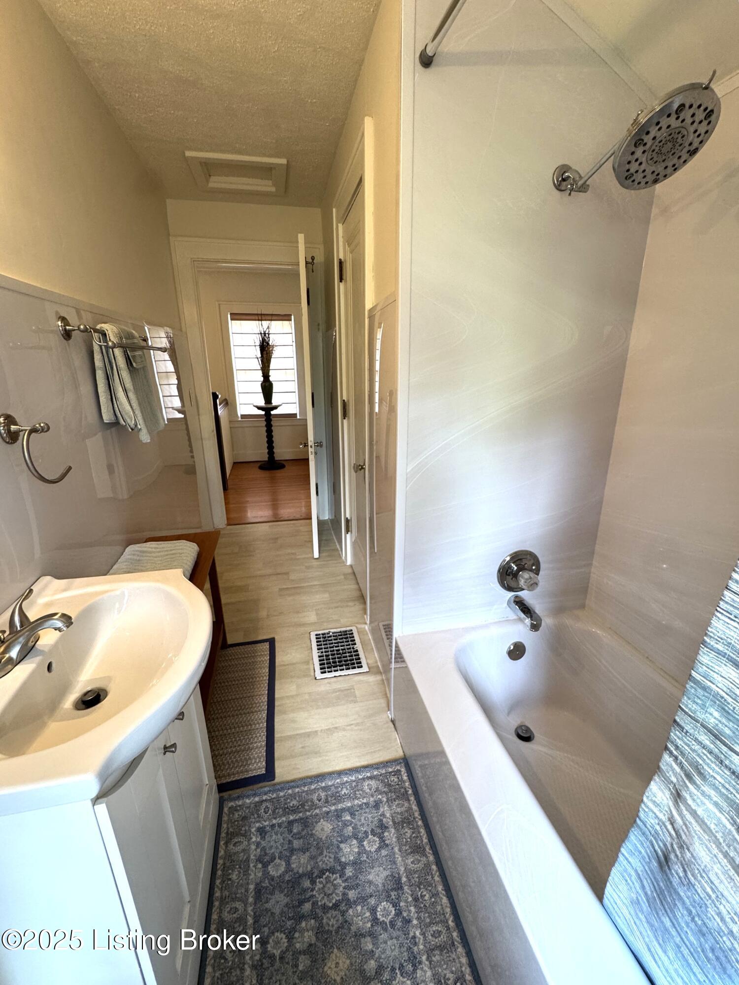 1402 Main St