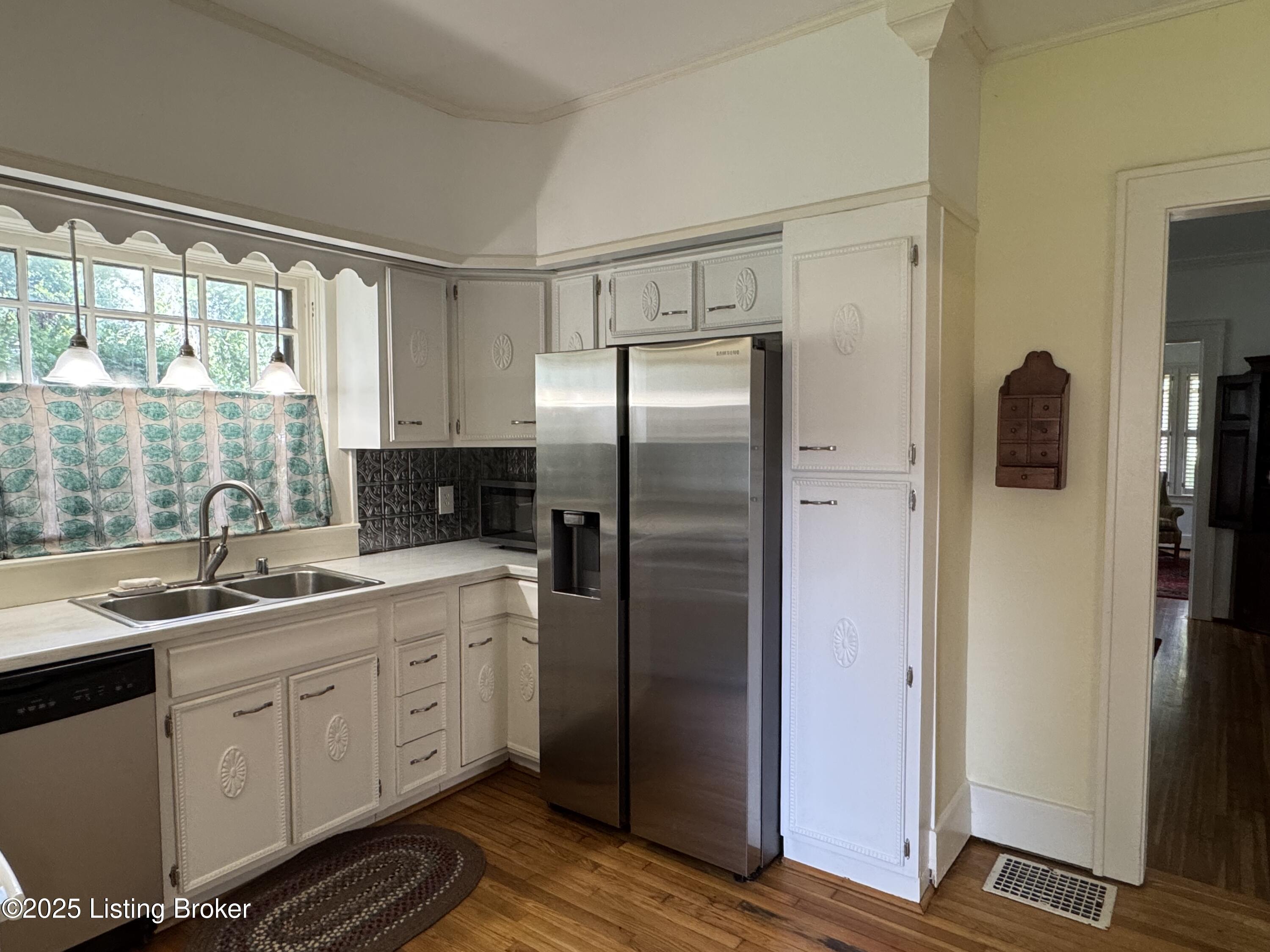 1402 Main St