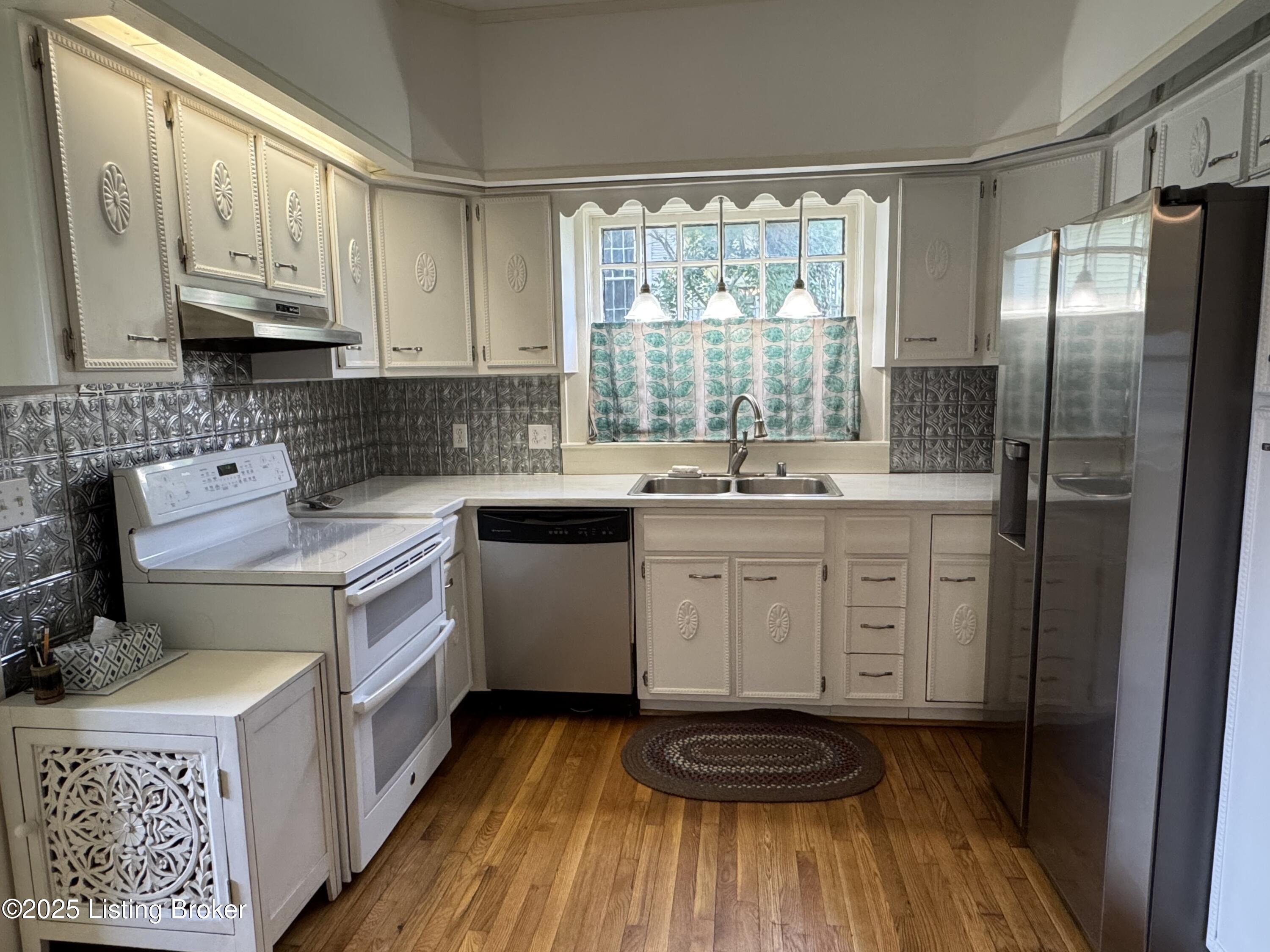 1402 Main St