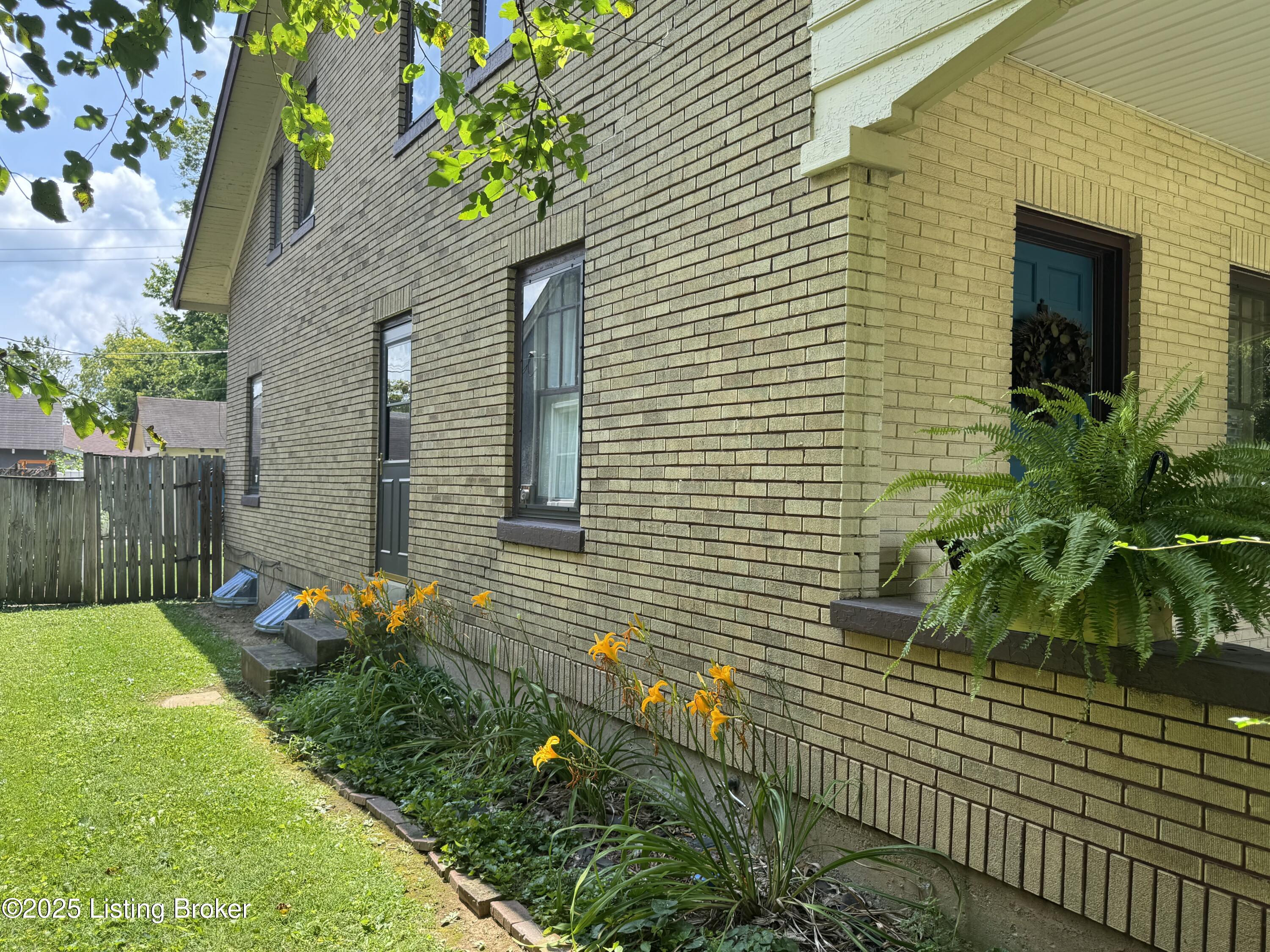 1402 Main St