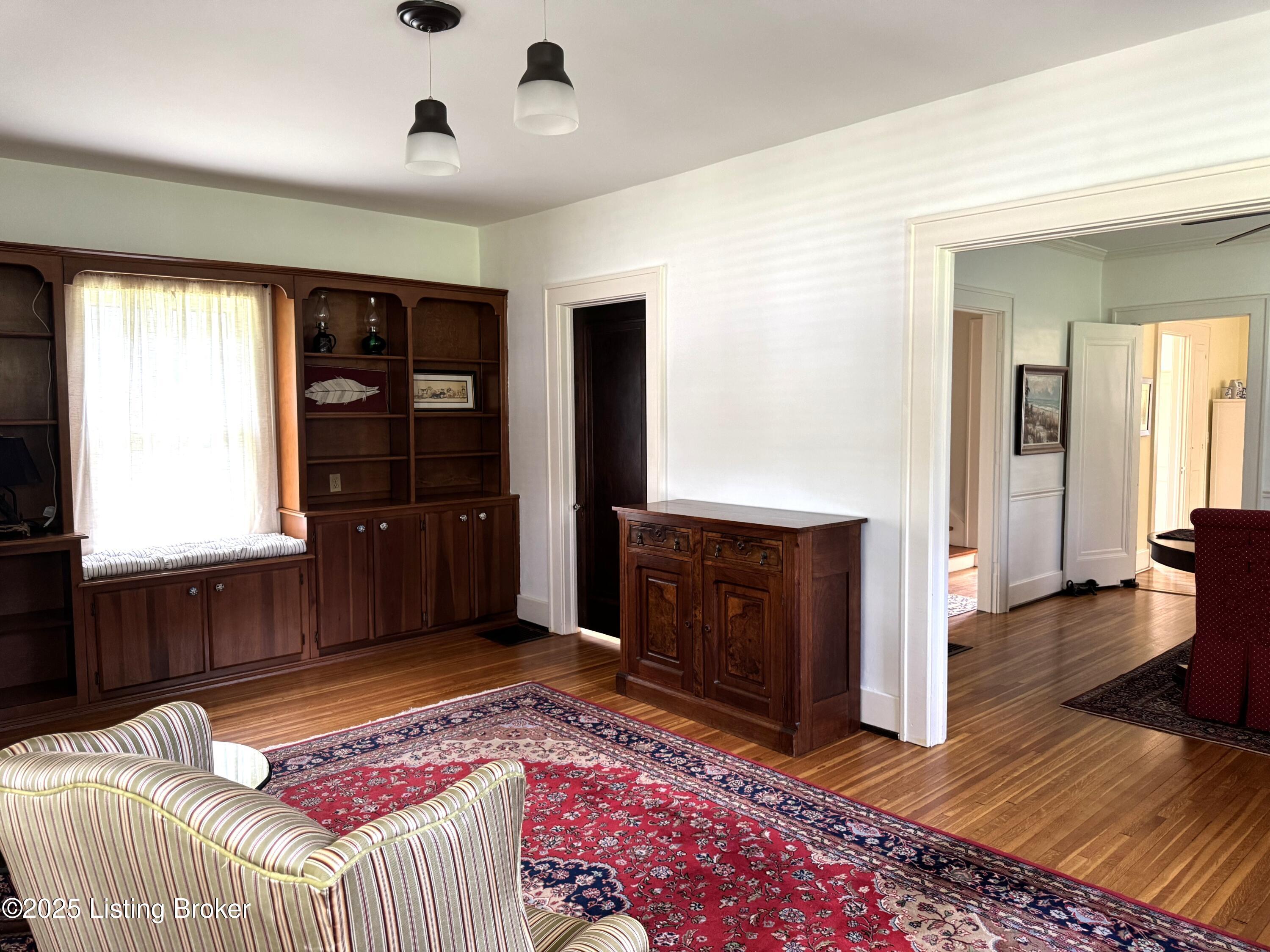 1402 Main St