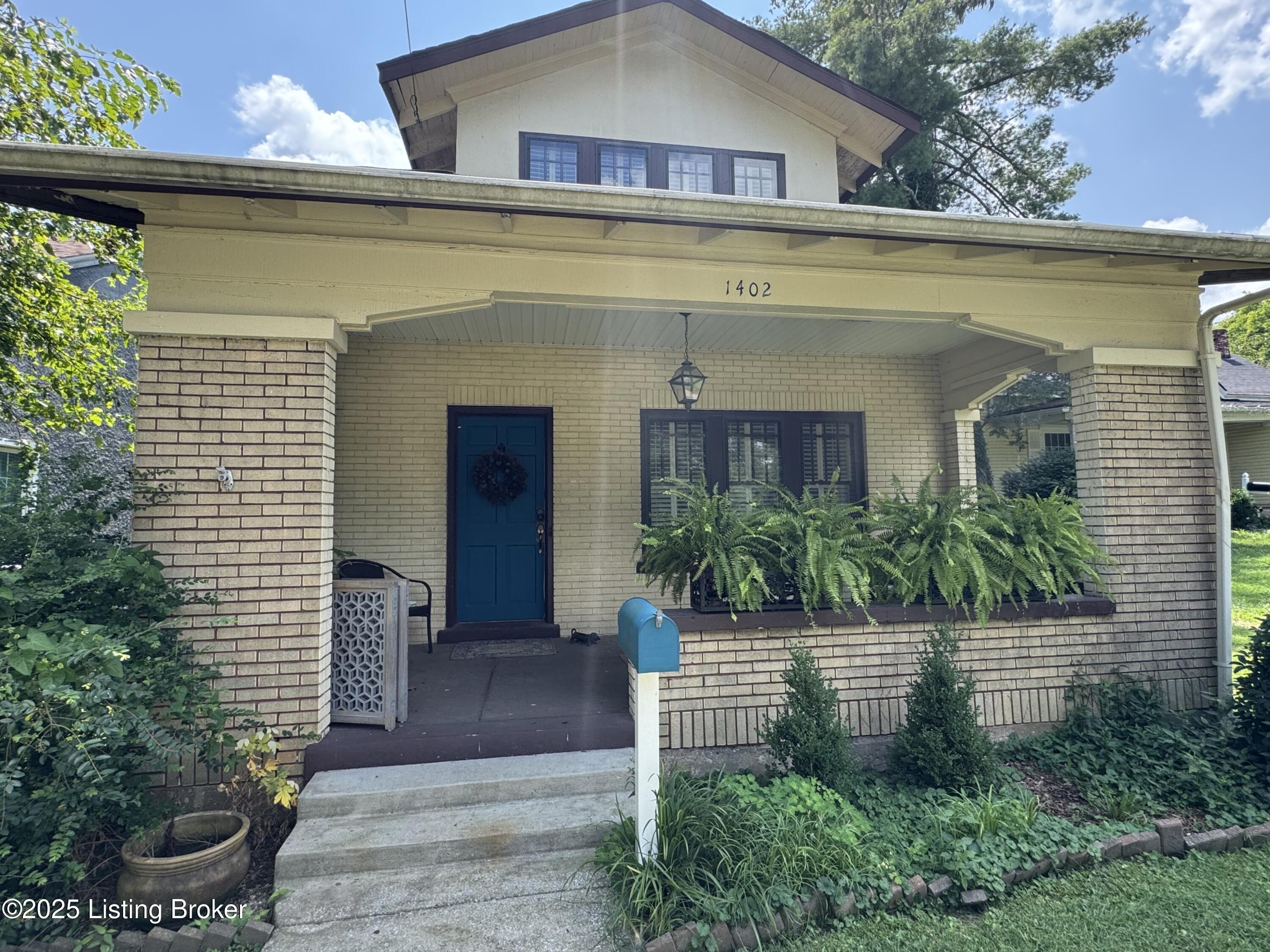 1402 Main St