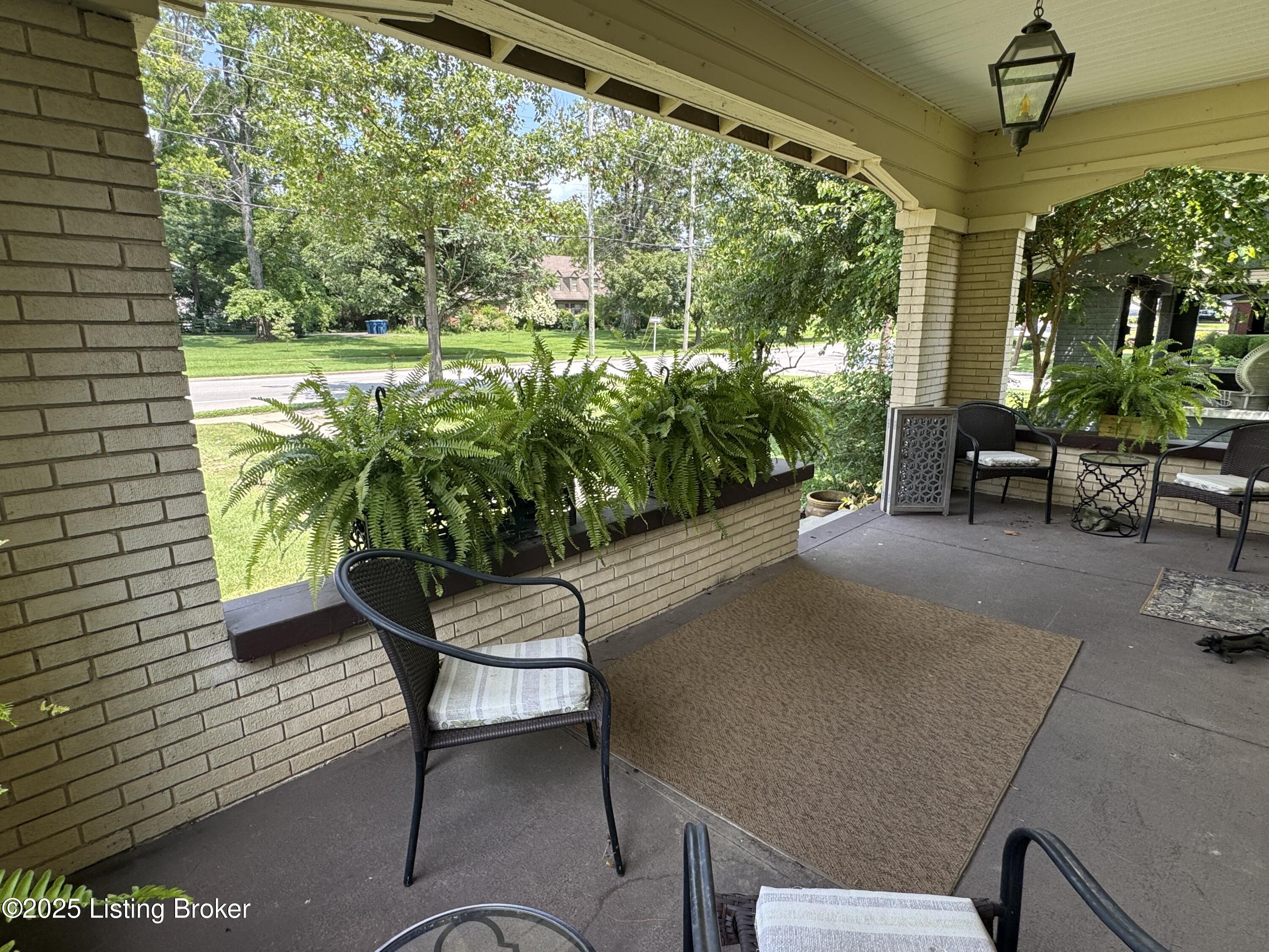1402 Main St