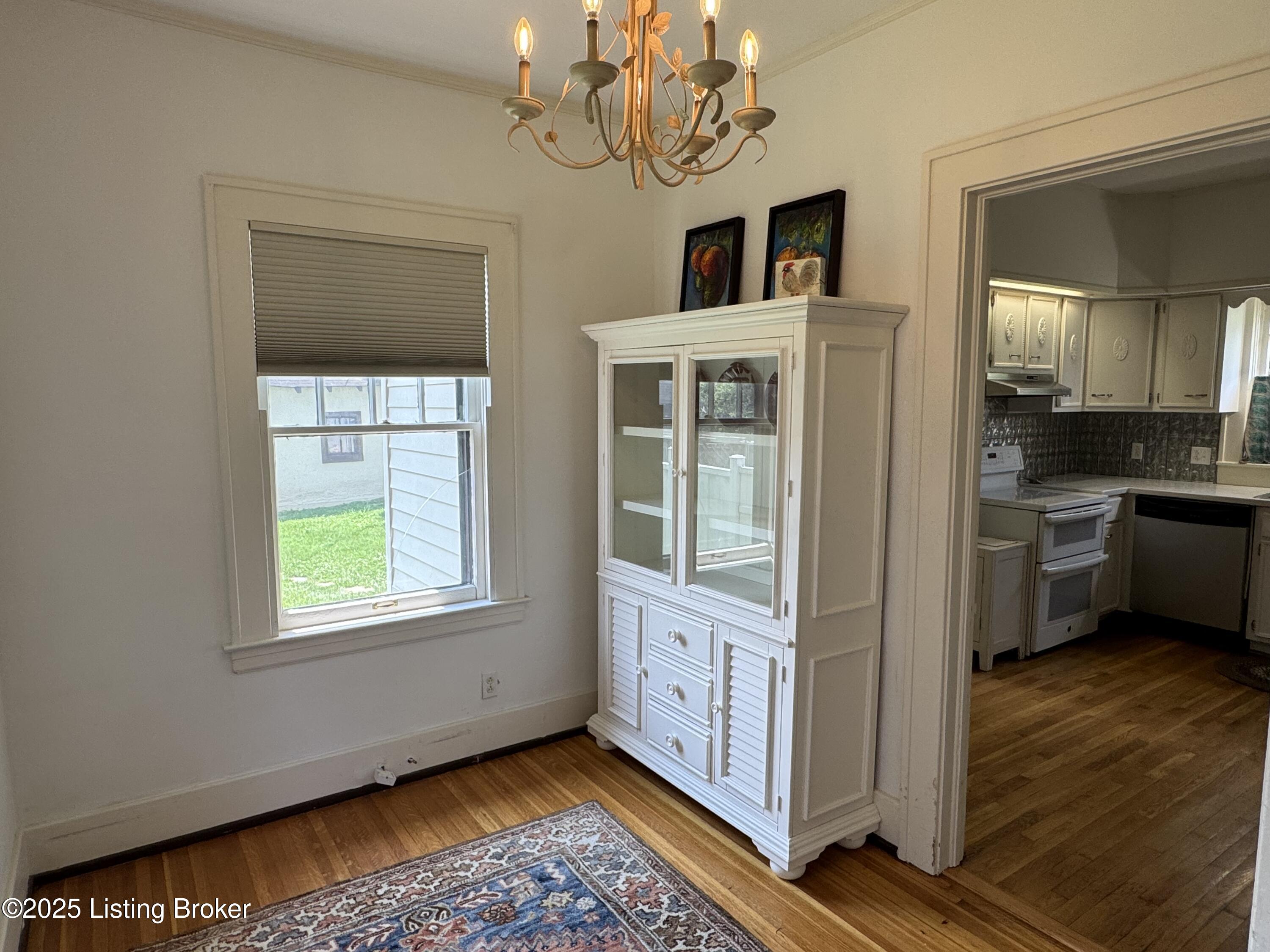 1402 Main St