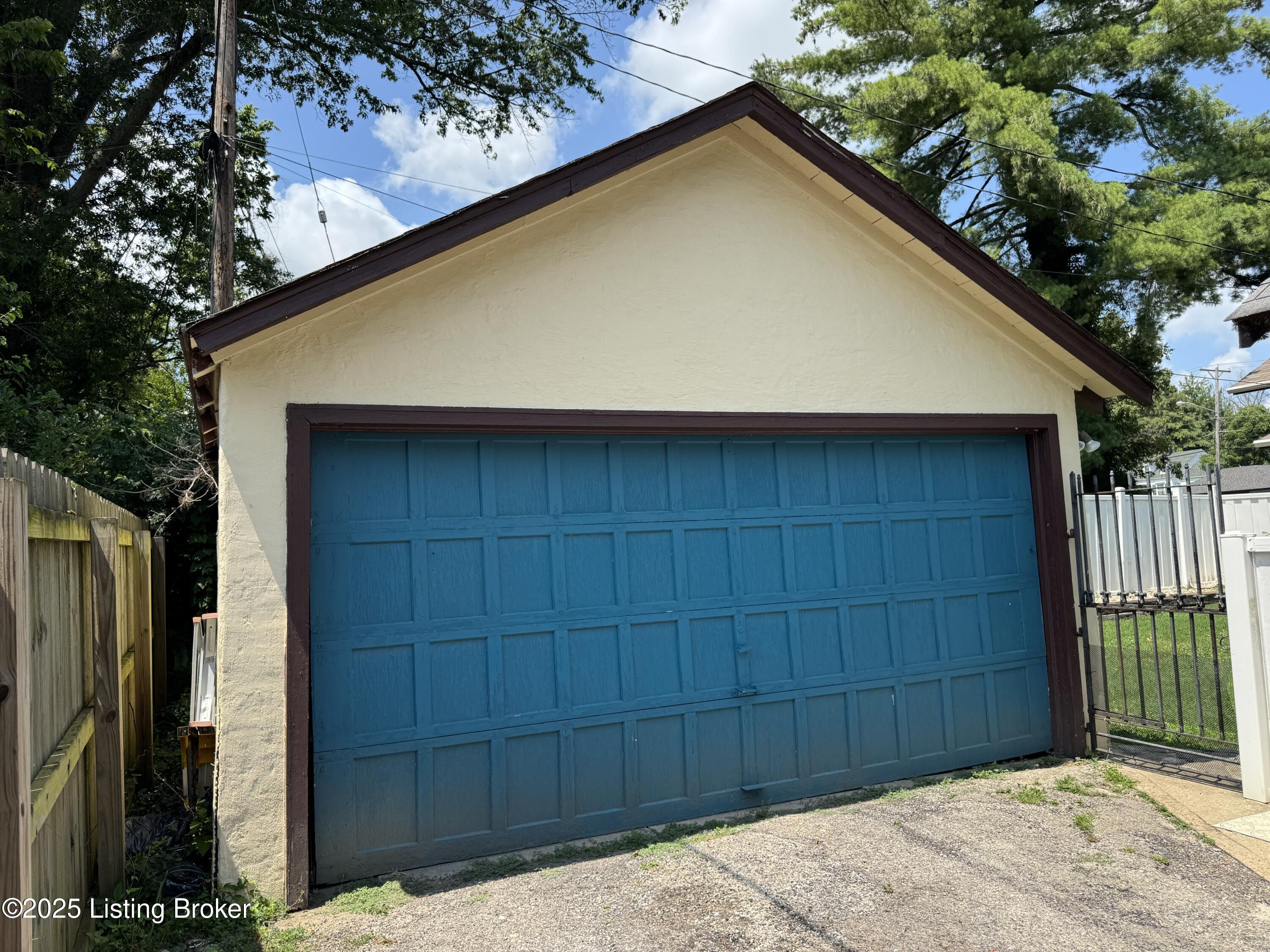 1402 Main St
