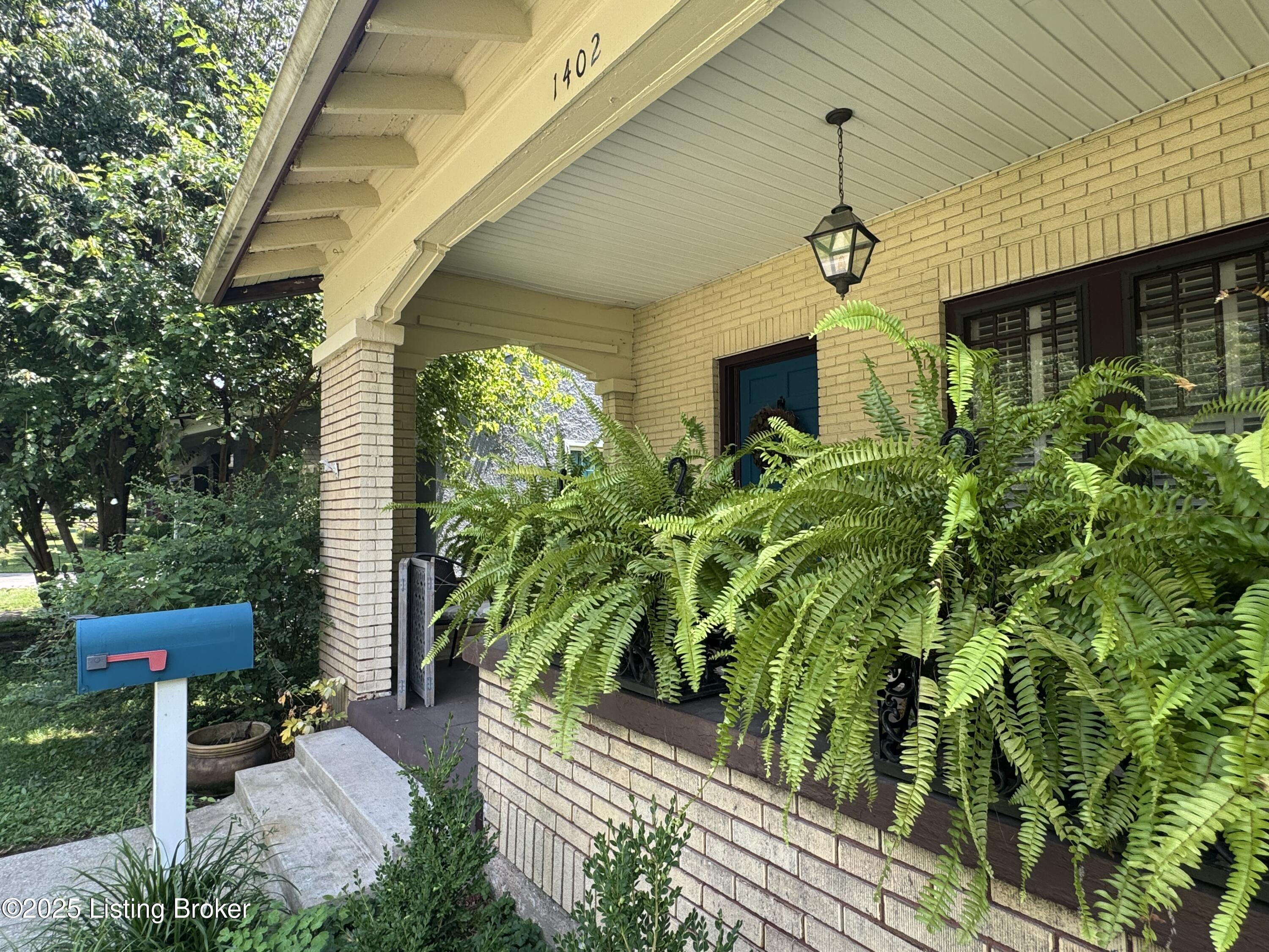 1402 Main St