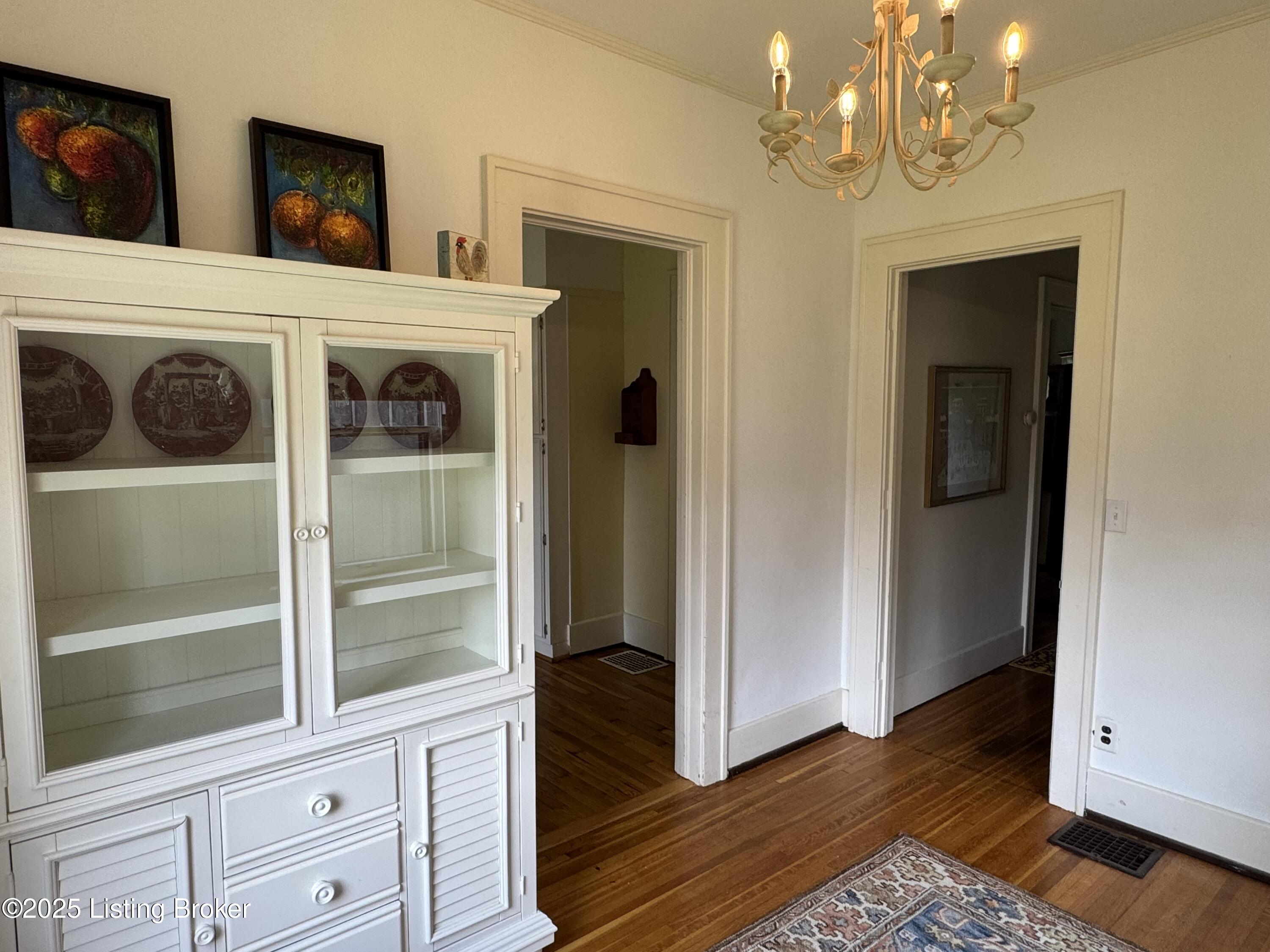 1402 Main St