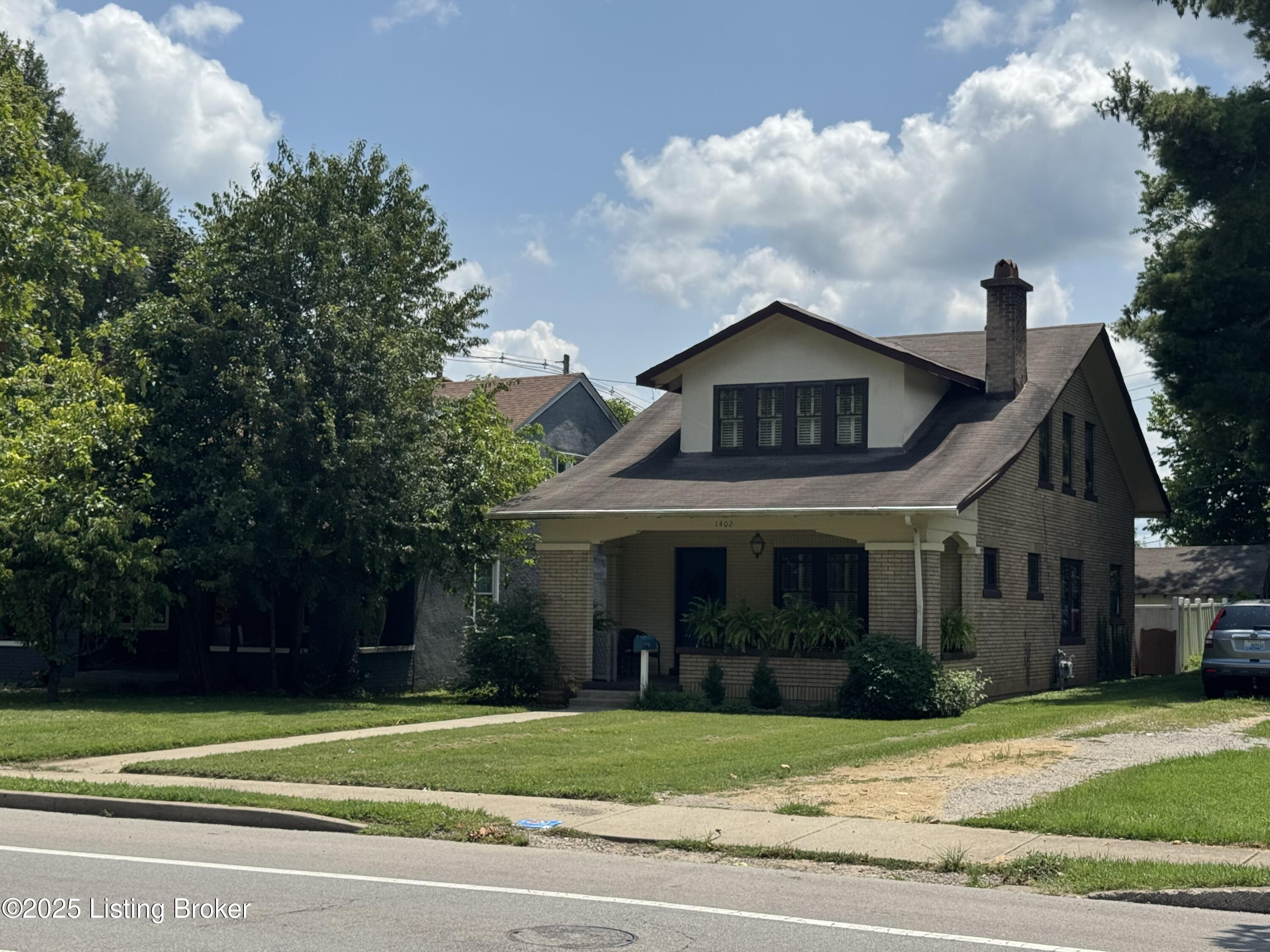 1402 Main St