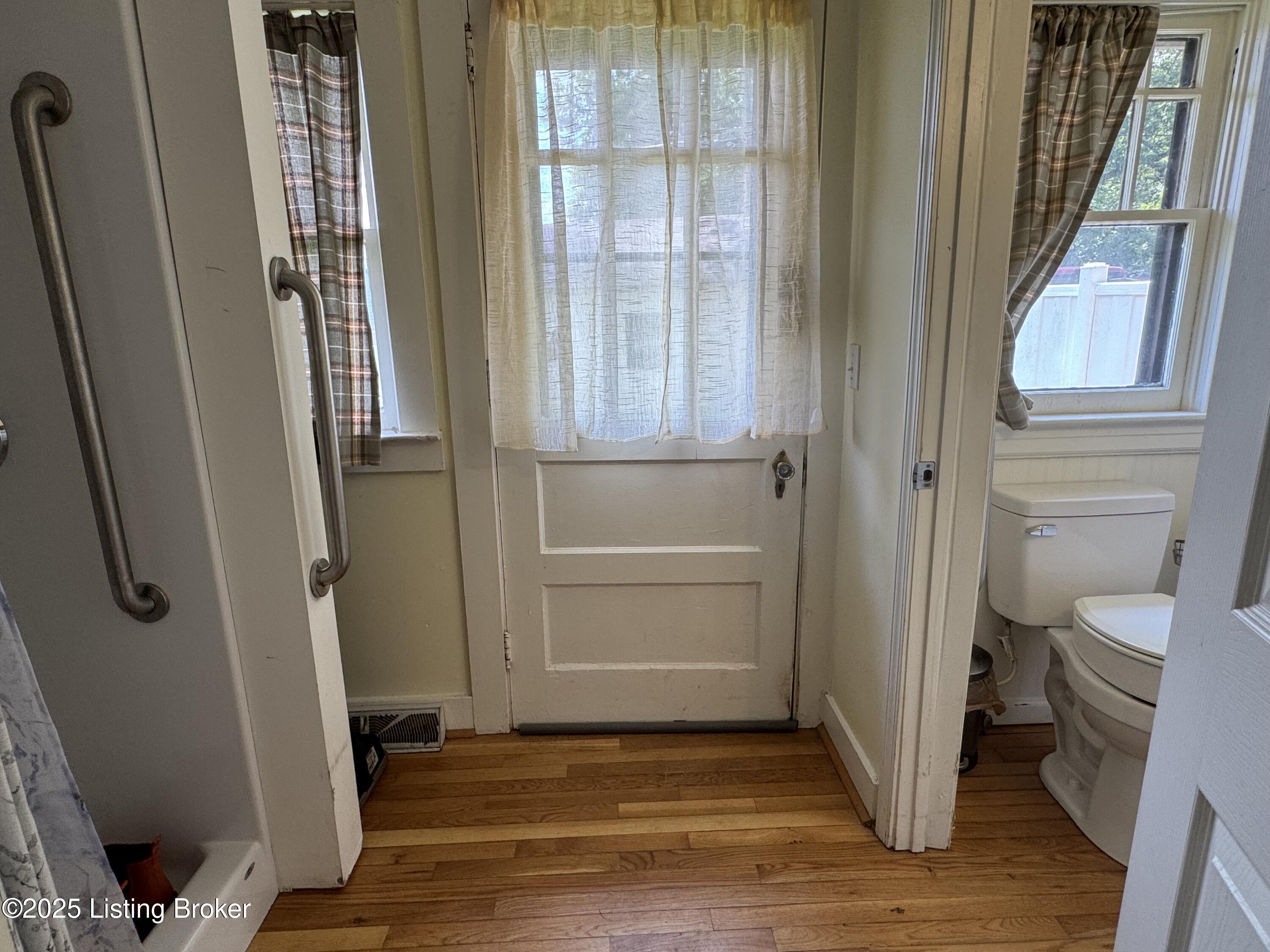 1402 Main St