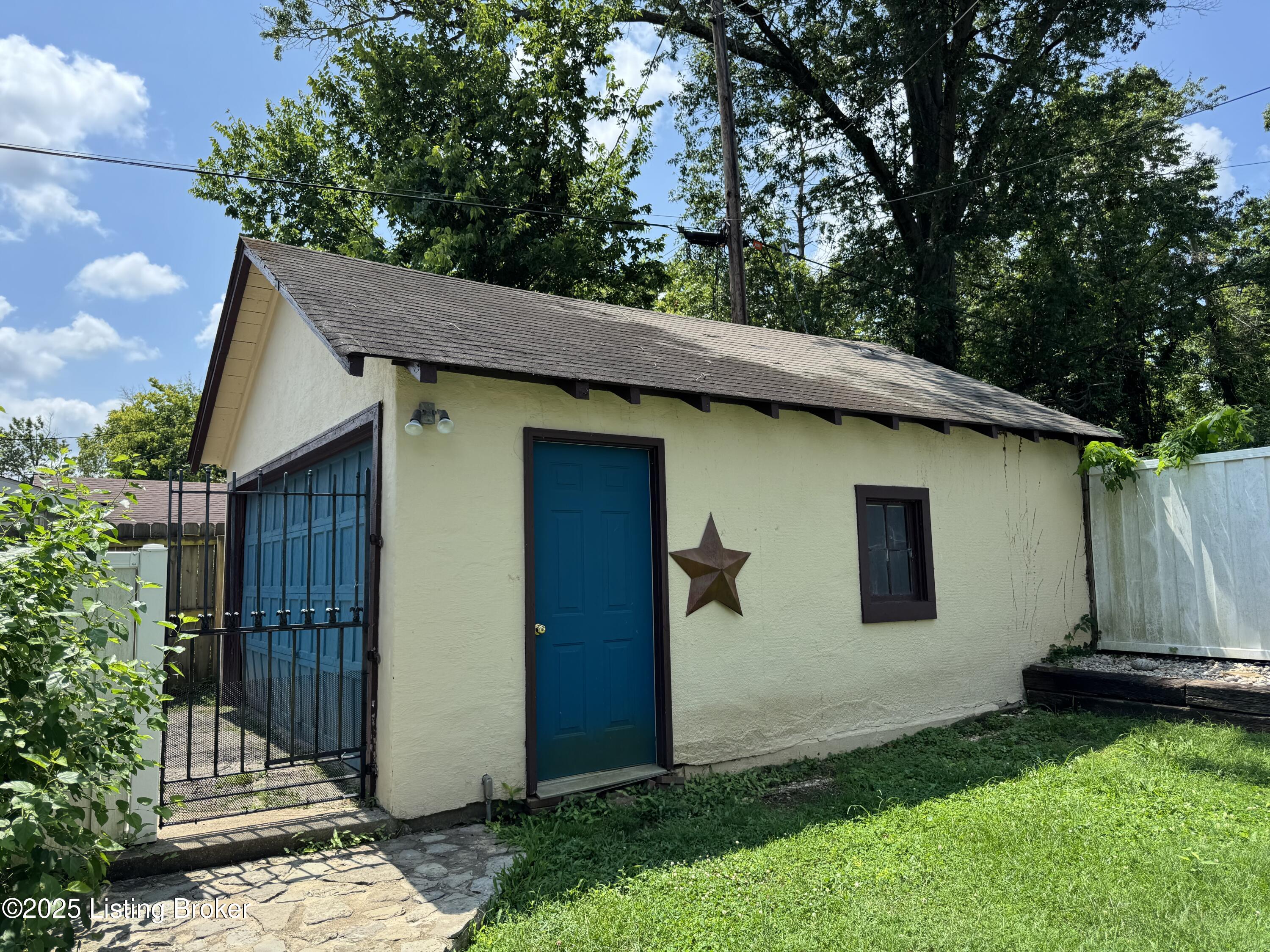 1402 Main St