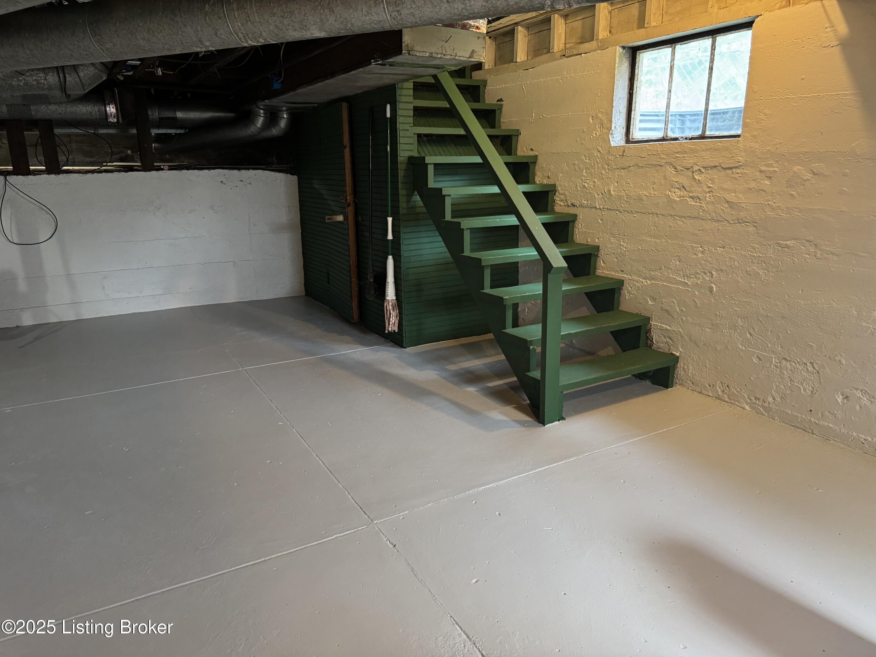 1402 Main St