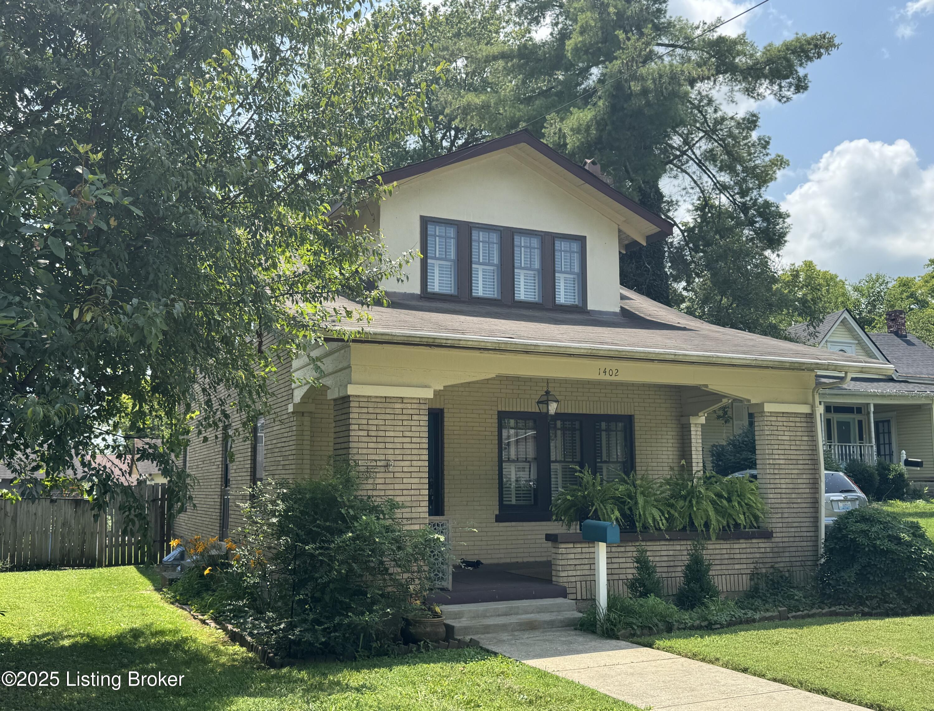 1402 Main St