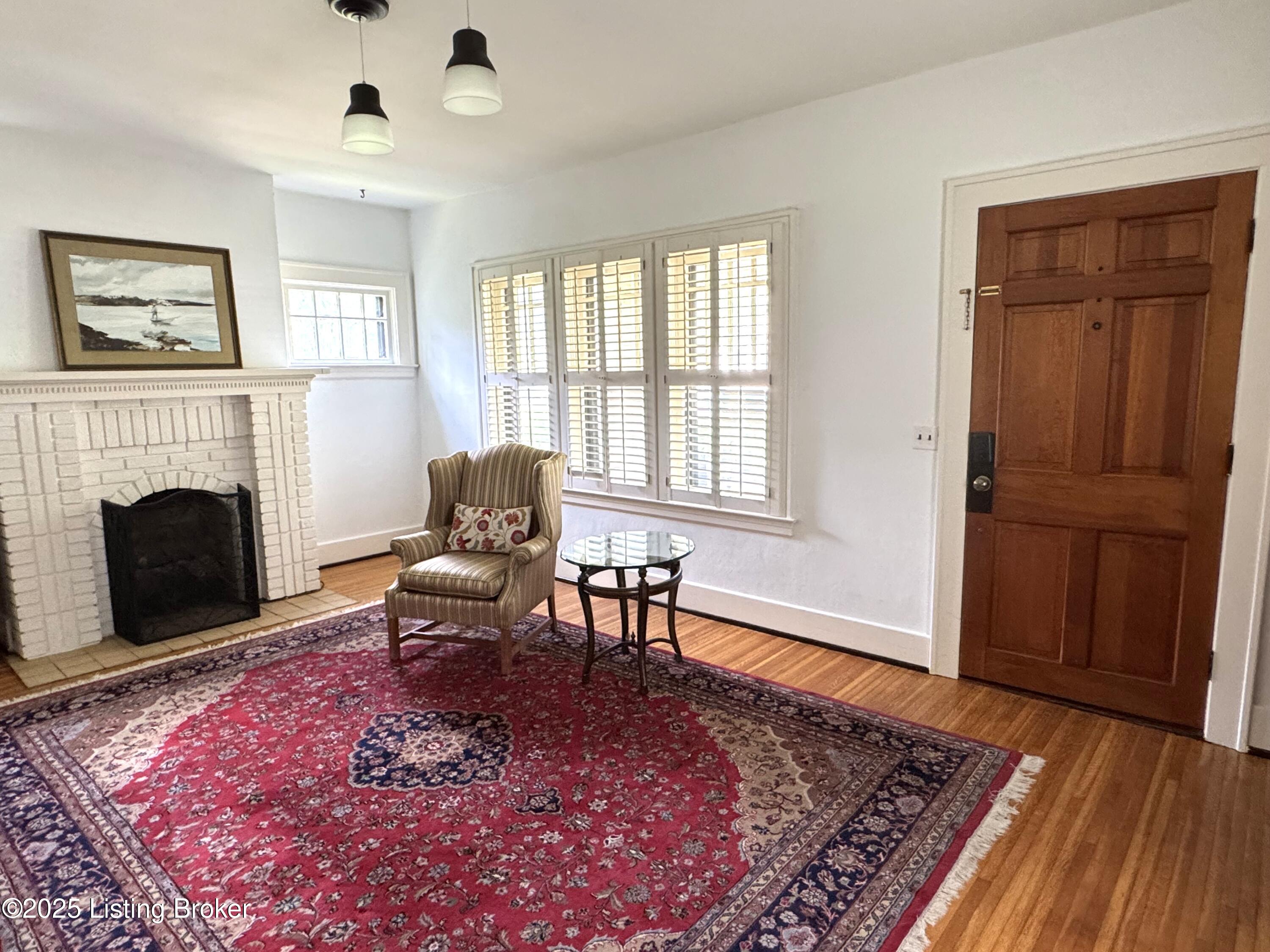 1402 Main St