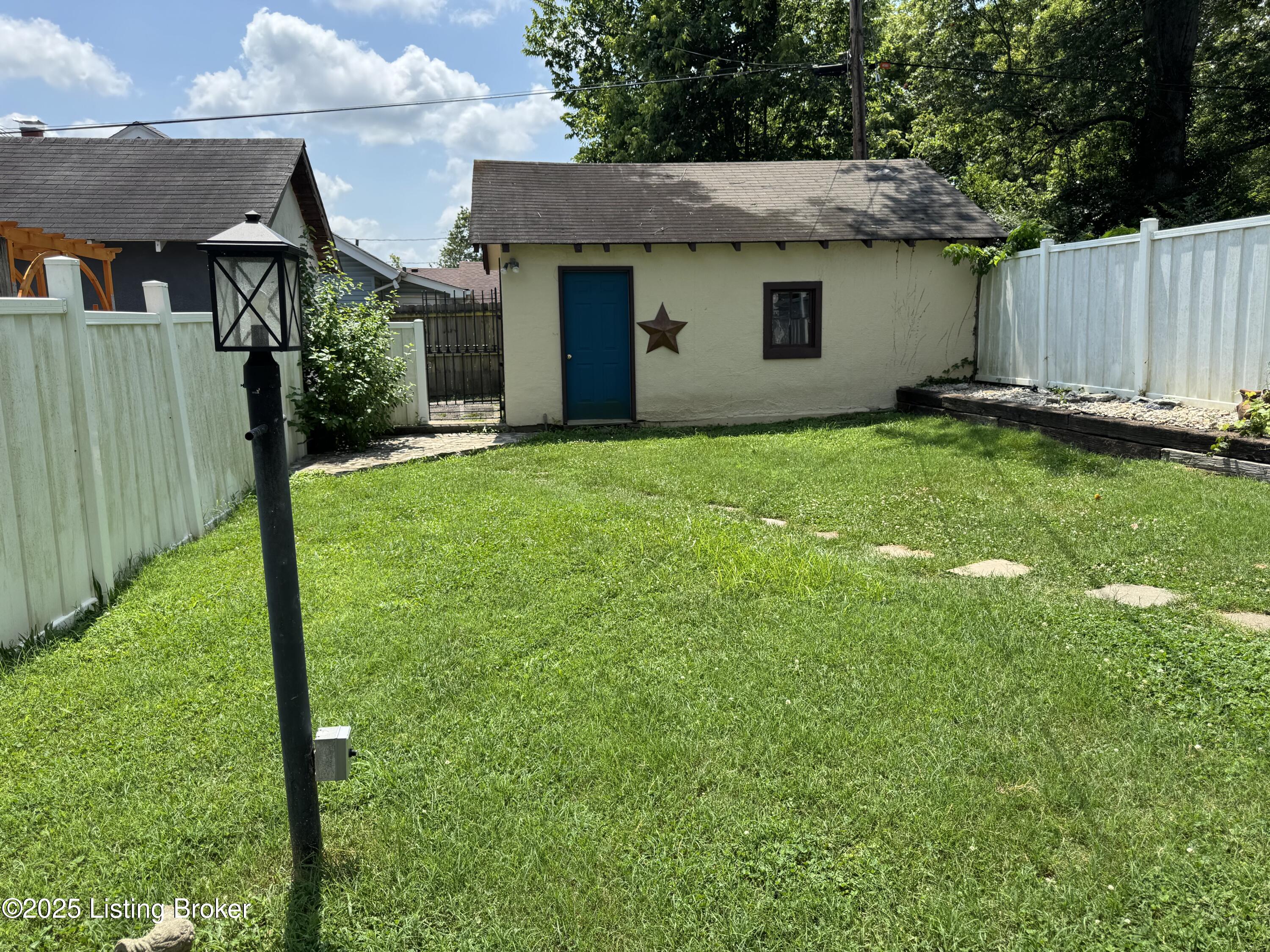 1402 Main St