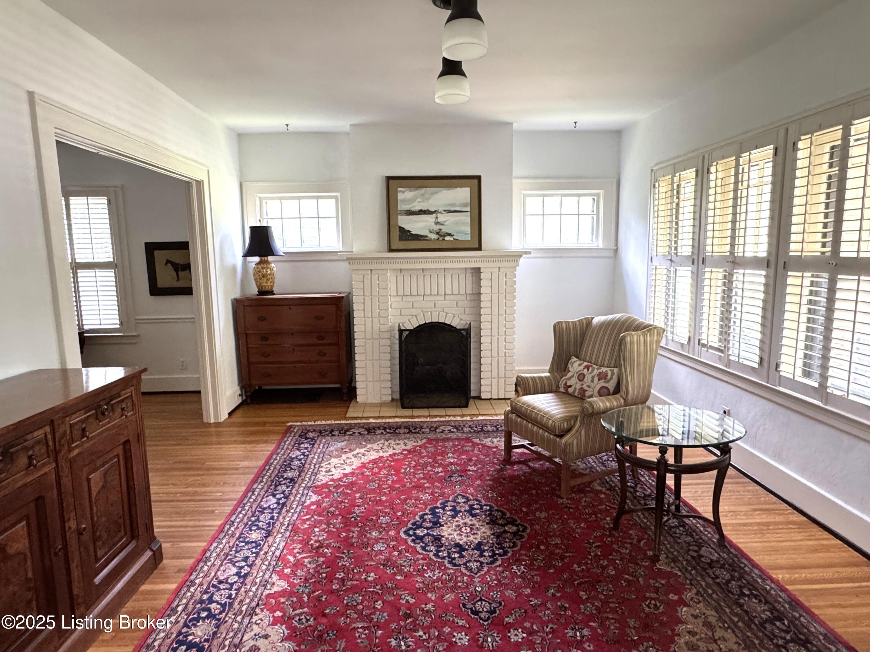 1402 Main St