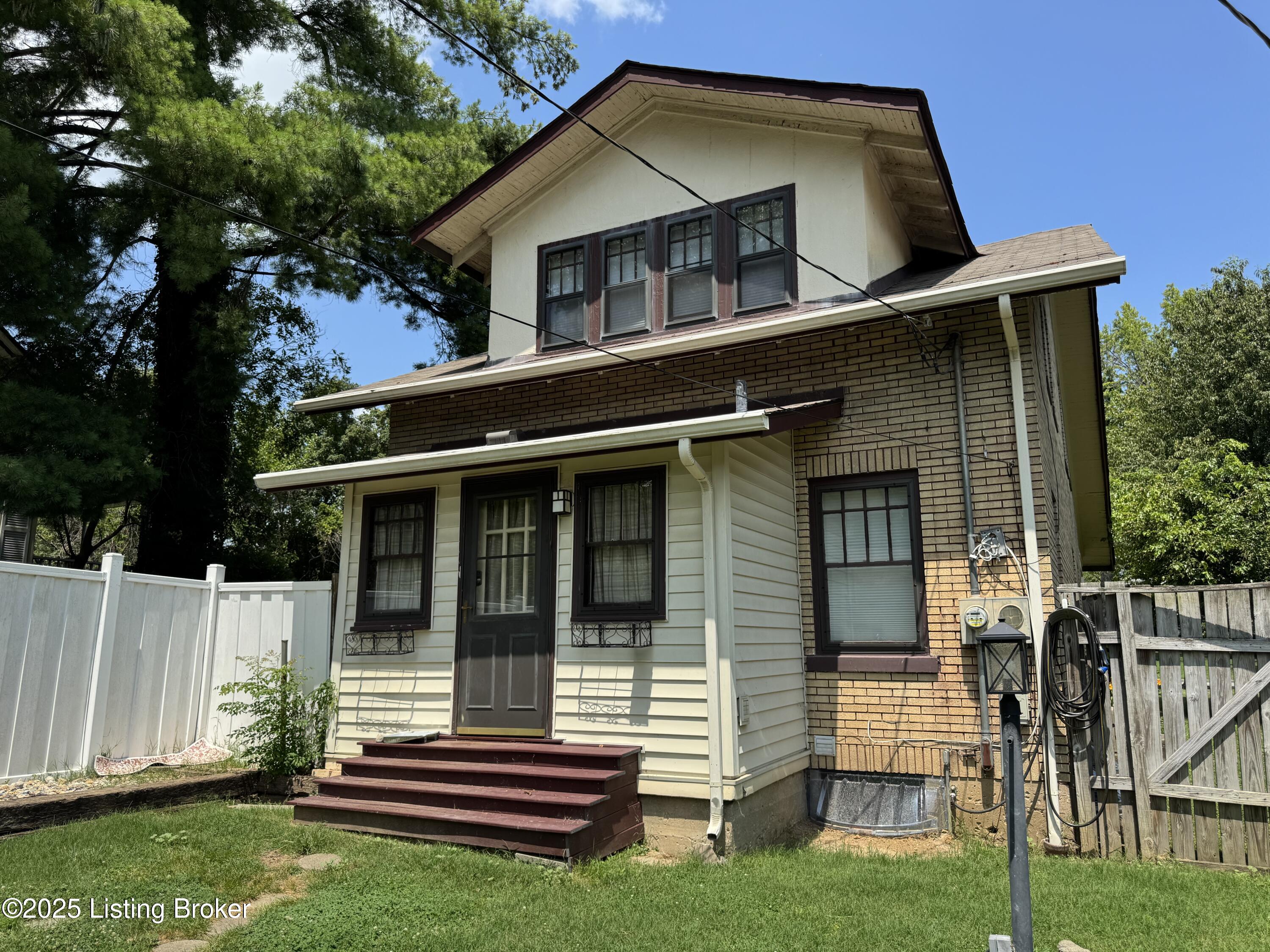 1402 Main St