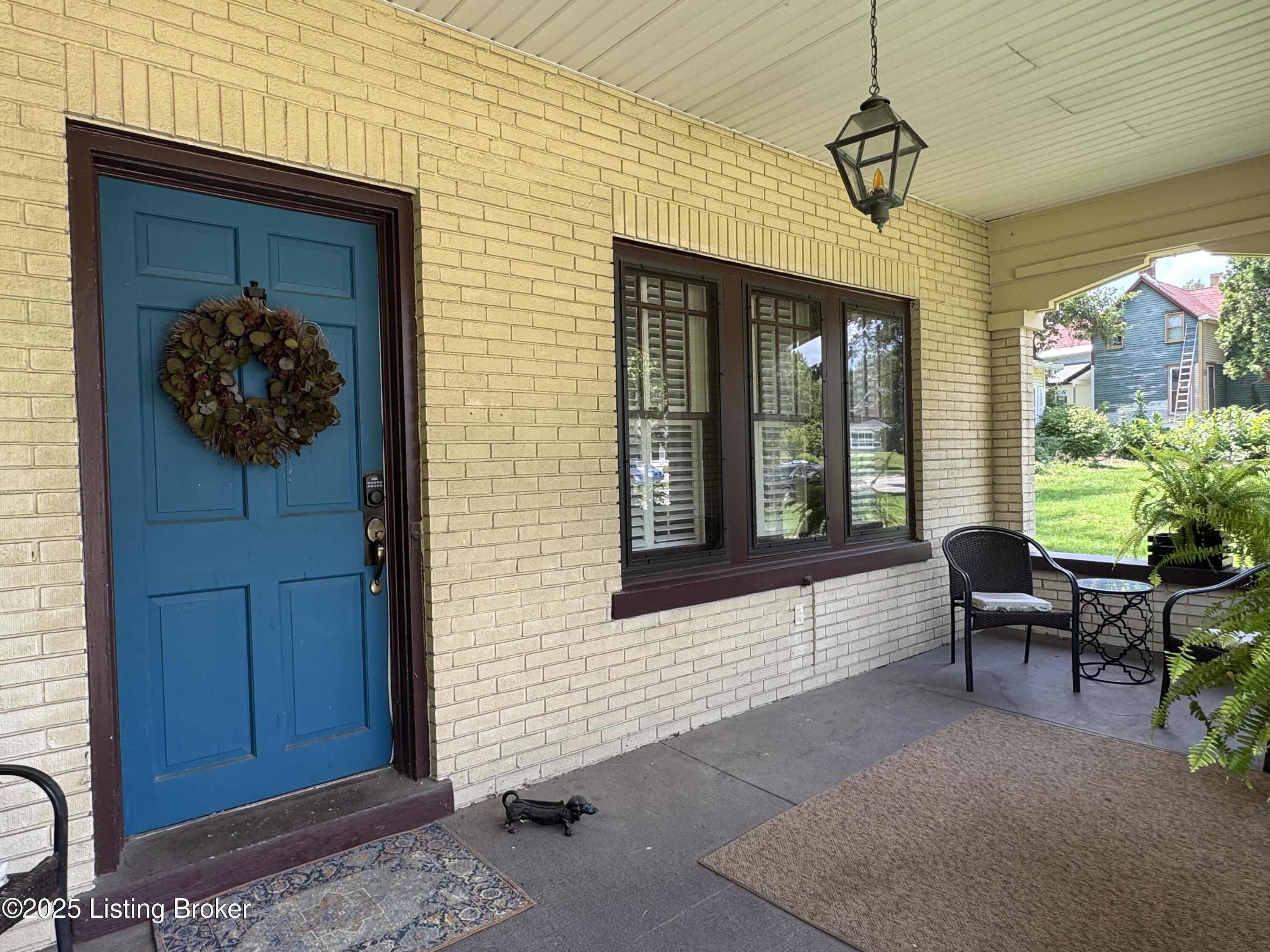 1402 Main St