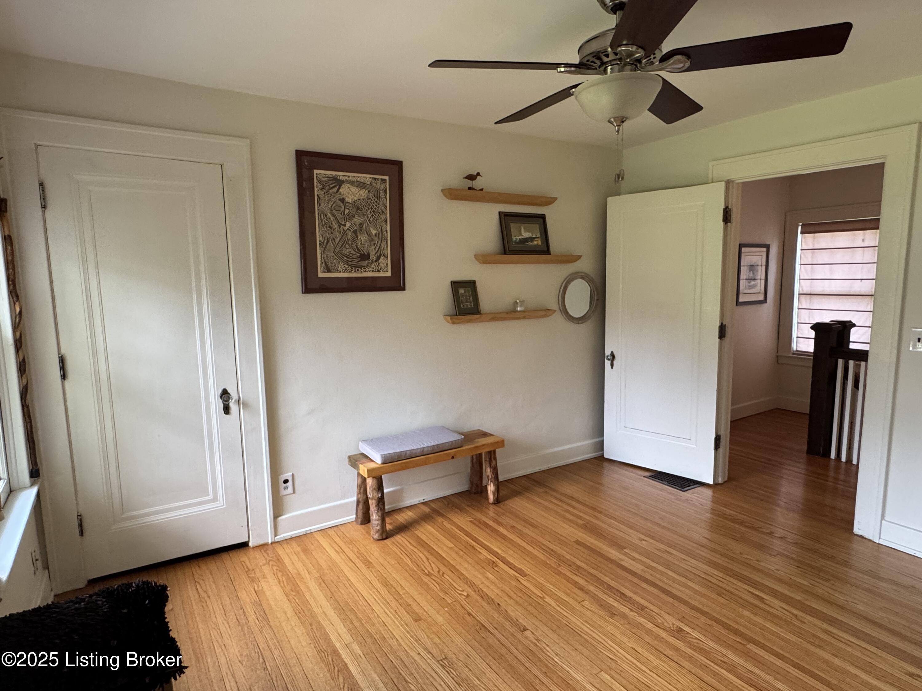 1402 Main St