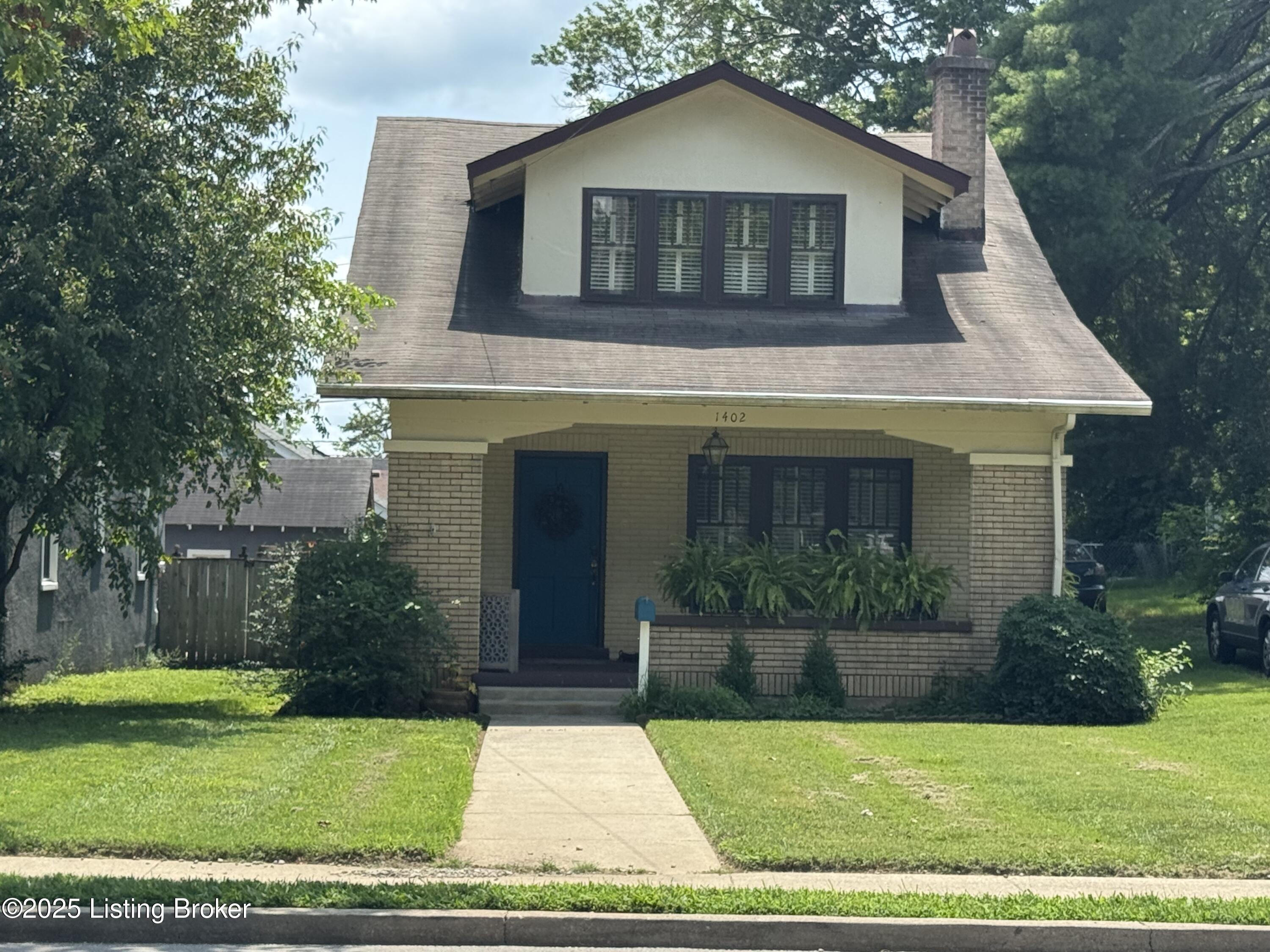 1402 Main St