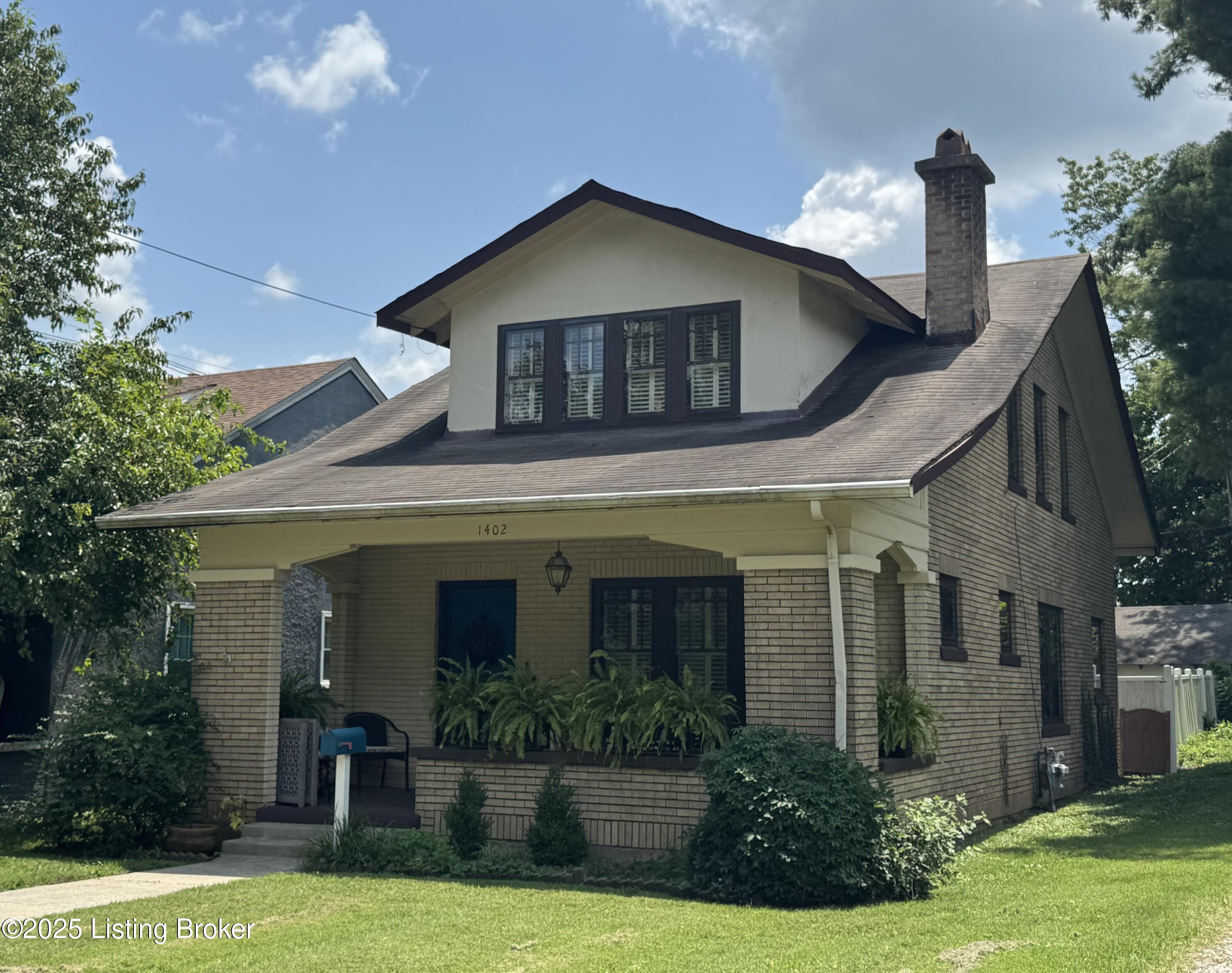 1402 Main St