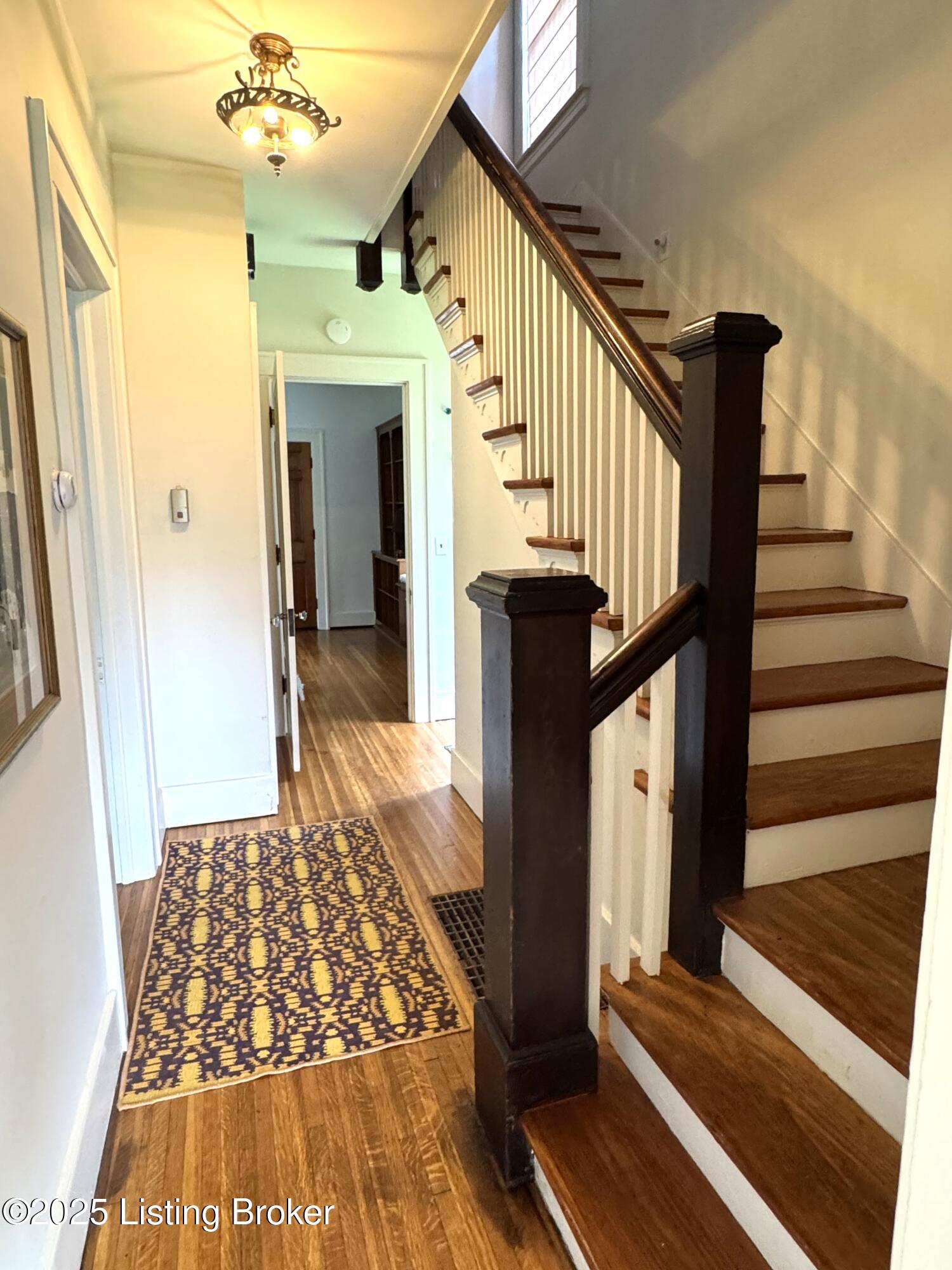 1402 Main St