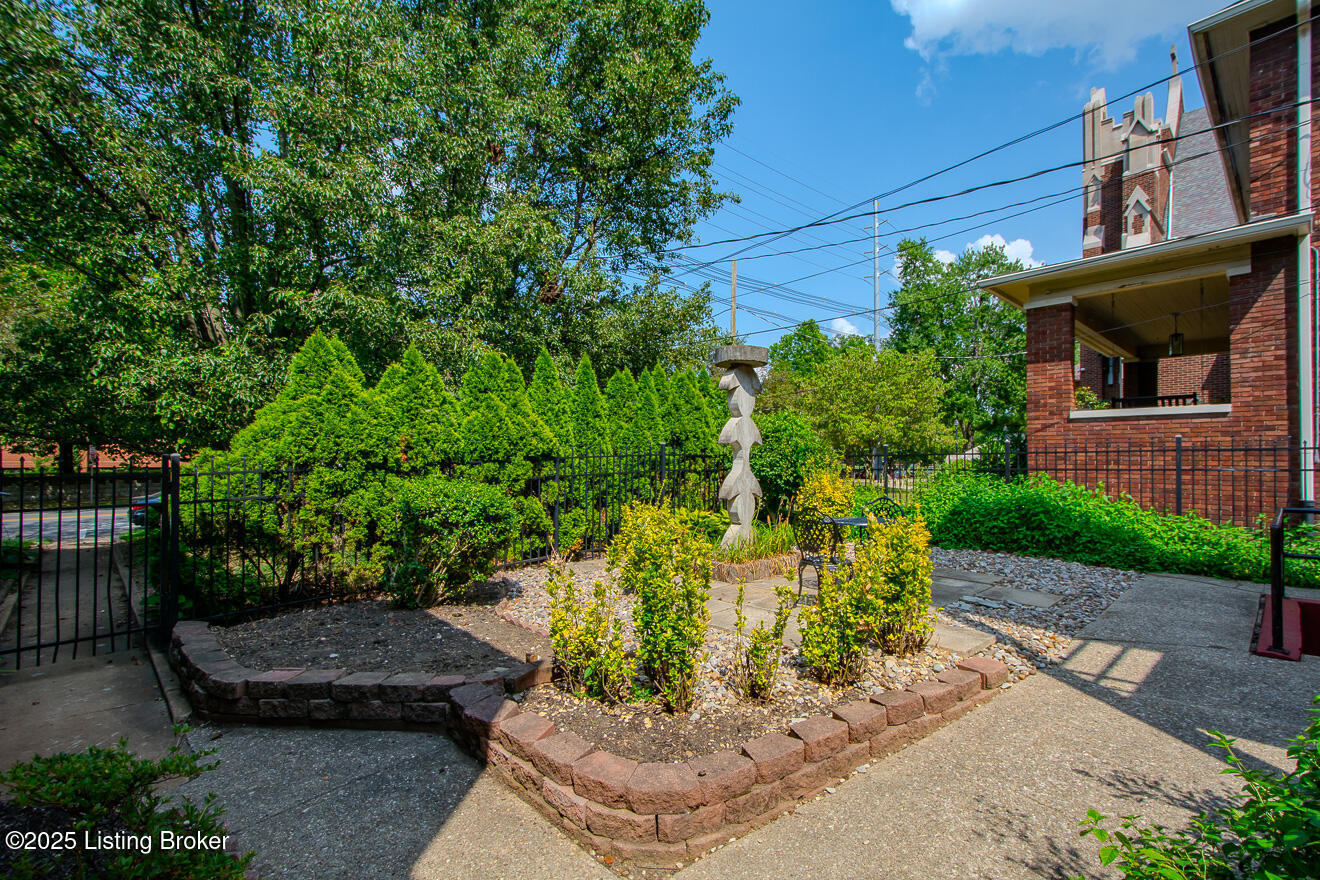 1856 Frankfort Ave 3