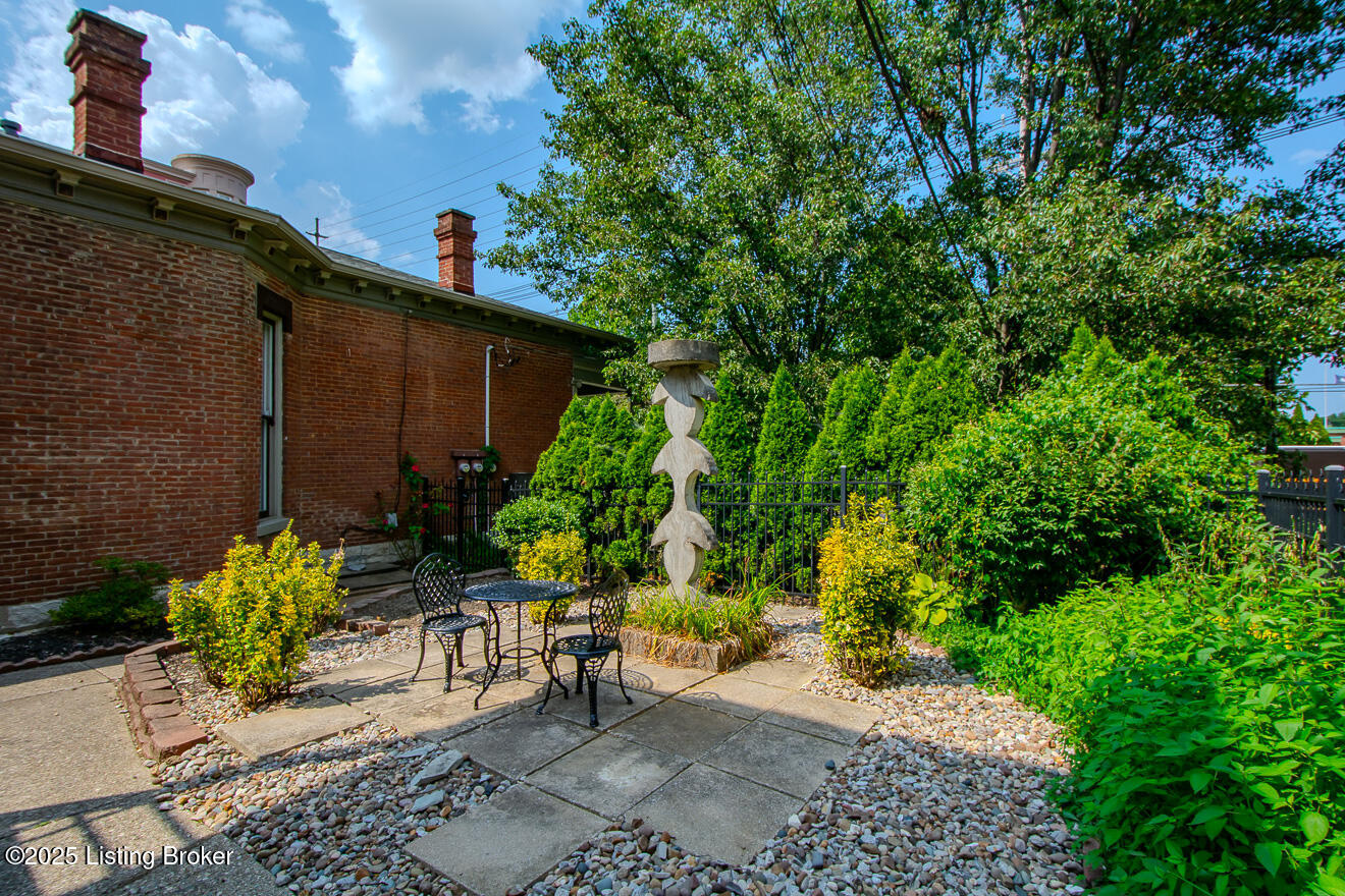 1856 Frankfort Ave 3