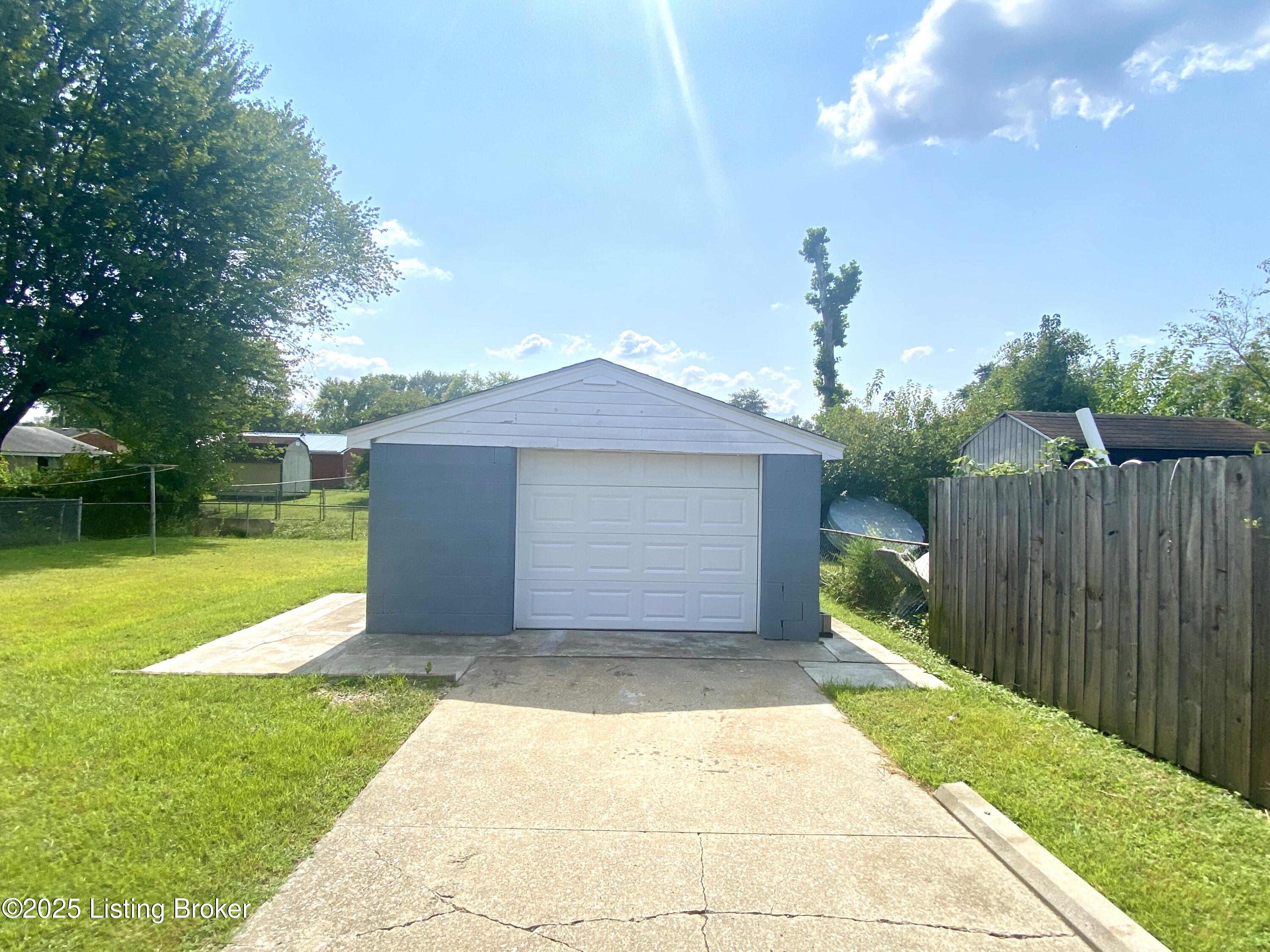 608 Glengarry Dr